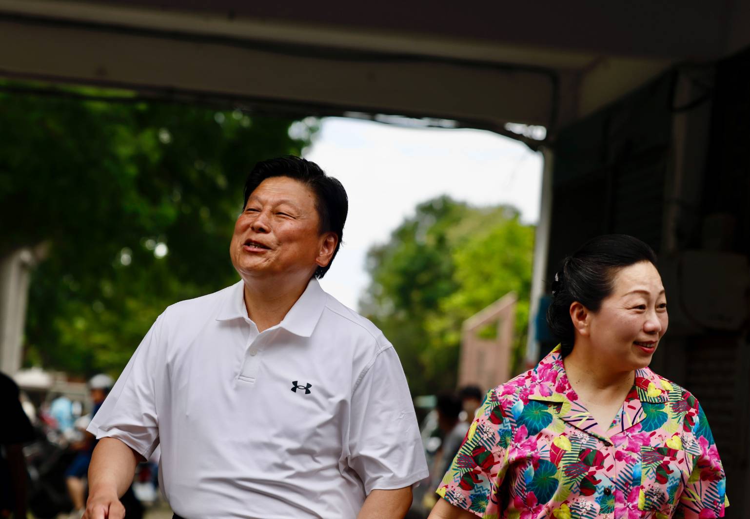 面對記者詢問是否繼續提告童子賢，傅崐萁拒答牽著徐榛蔚搭快步離去。