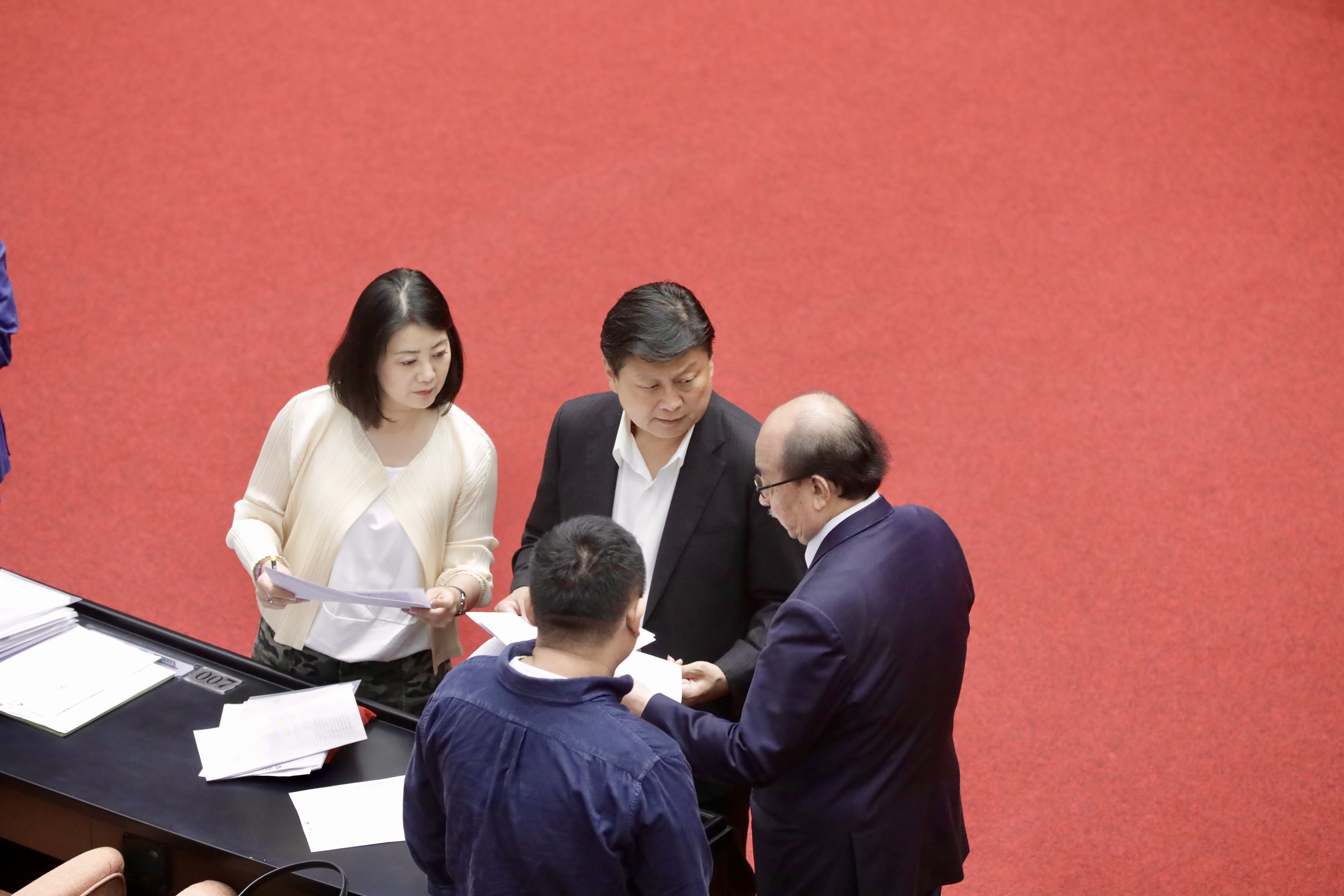 總預算案在立法院卡關多時，今朝野黨團幹部協商後終於達成共識，傅崐萁表示會支持付委，柯建銘也說，現在沒有後悔或撤簽的空間。（本刊資料照）