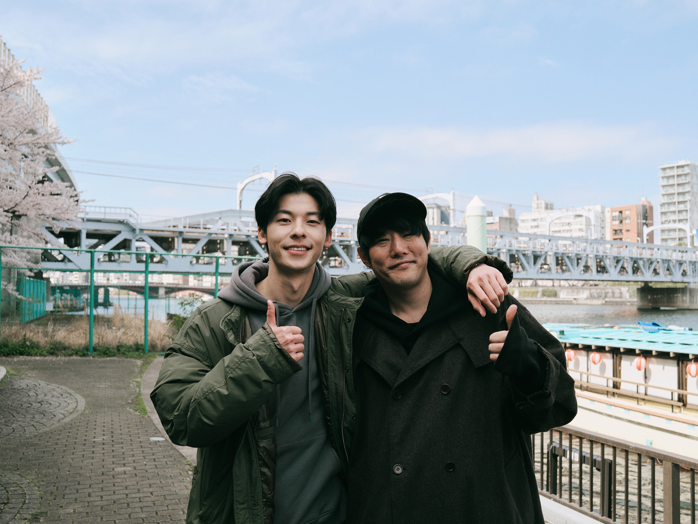 導演藤井道人（右）回憶與許光漢（左）的第一次見面，形容他年輕與成熟兼具。（翻滾吧男孩電影股份有限公司提供）