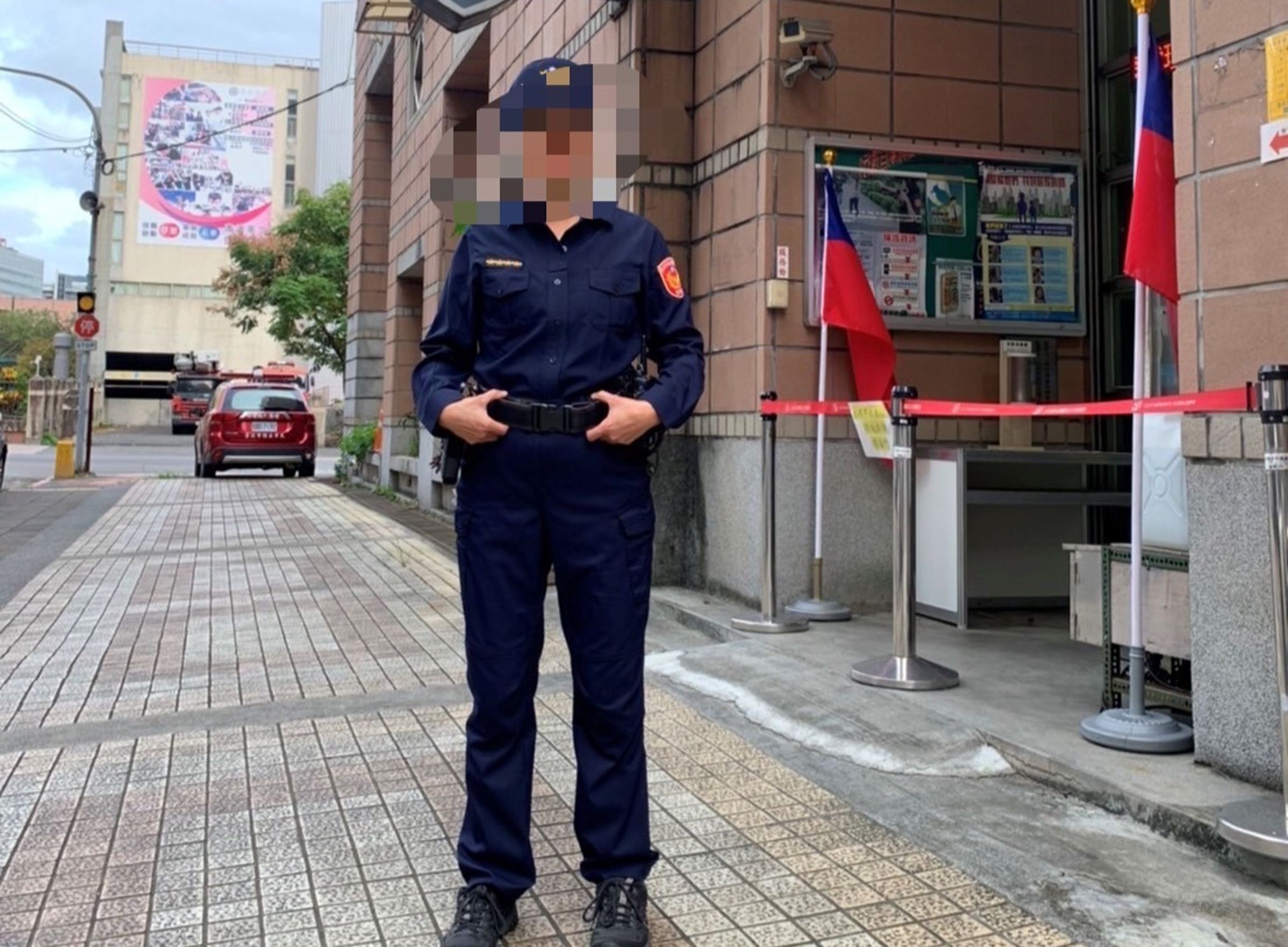 南港分局警備隊徐姓女小隊長,因侵占香奈兒皮夾遭懲處送辦。(翻攝畫面)