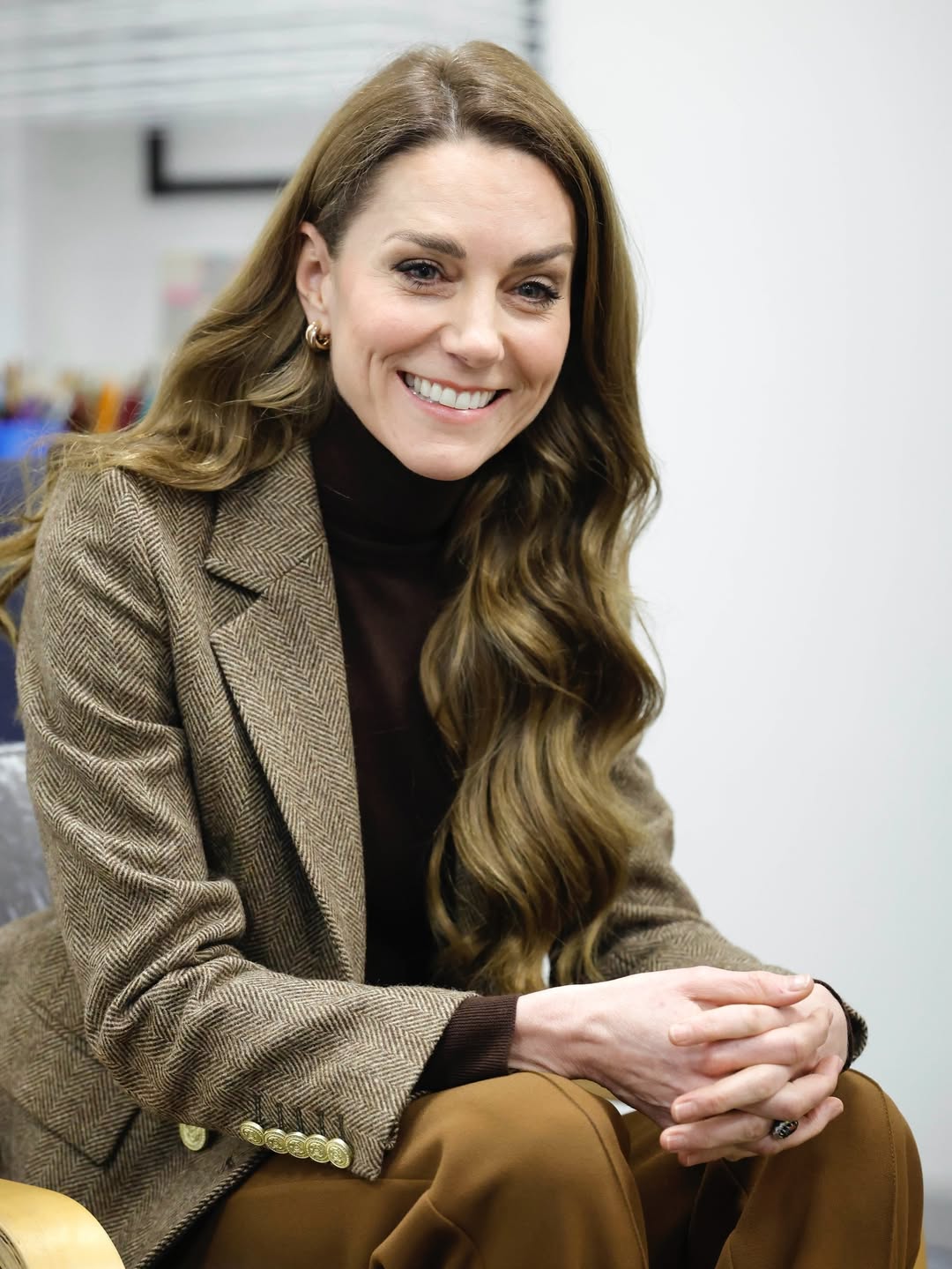 凱特王妃到兒童創傷治療中心，與治療師交流。（翻攝princeandprincessofwales IG）
