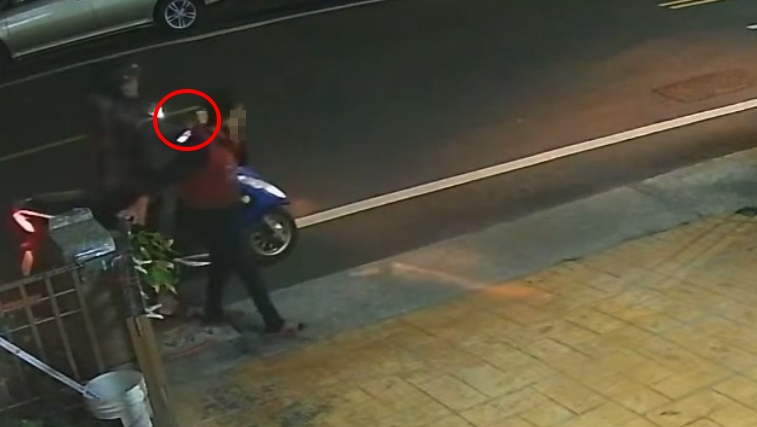 1名26歲無業的孫子向患有失智症的75歲阿嬤要錢不成，竟在街頭動手拉扯阿嬤頭髮、安全帽強撞阿嬤頭部、數次拍打阿嬤頭部。（翻攝自臉書@伸港小鎮）