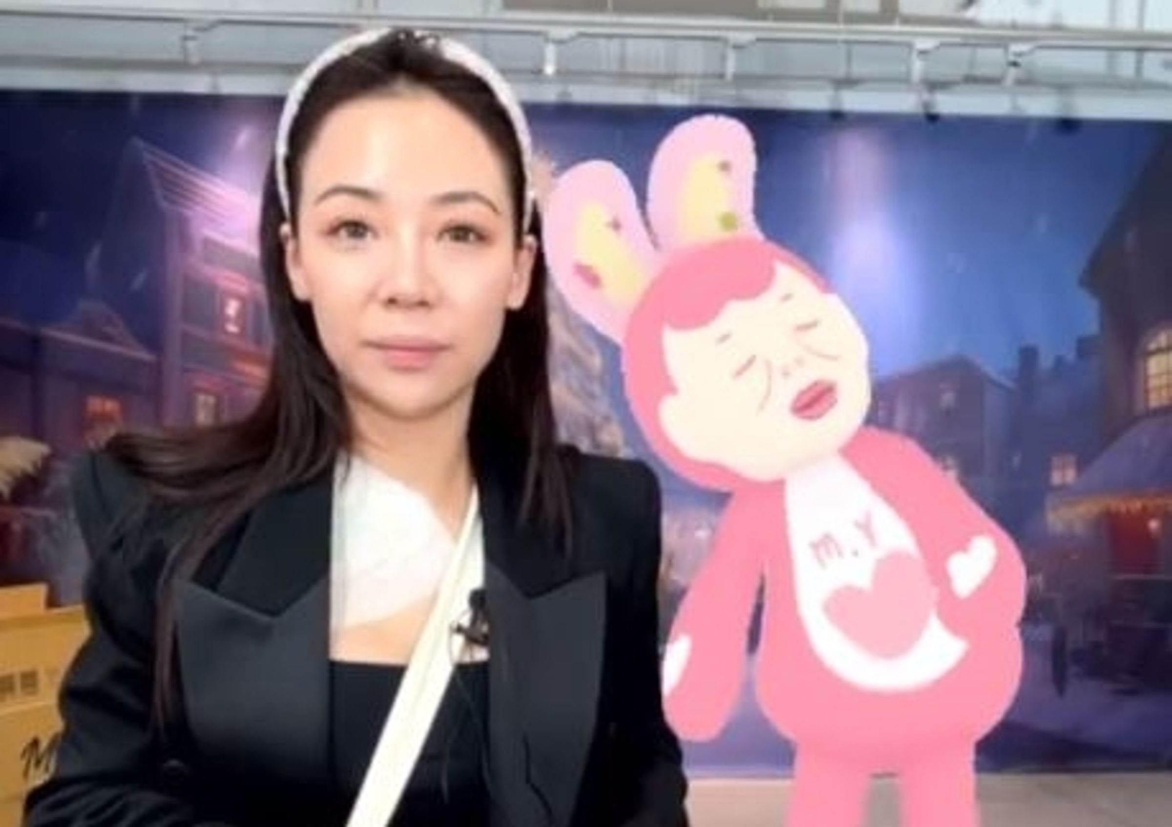 管管砸百萬投資AI技術創虛擬直播主，同台直播互動。（翻攝自管管臉書）