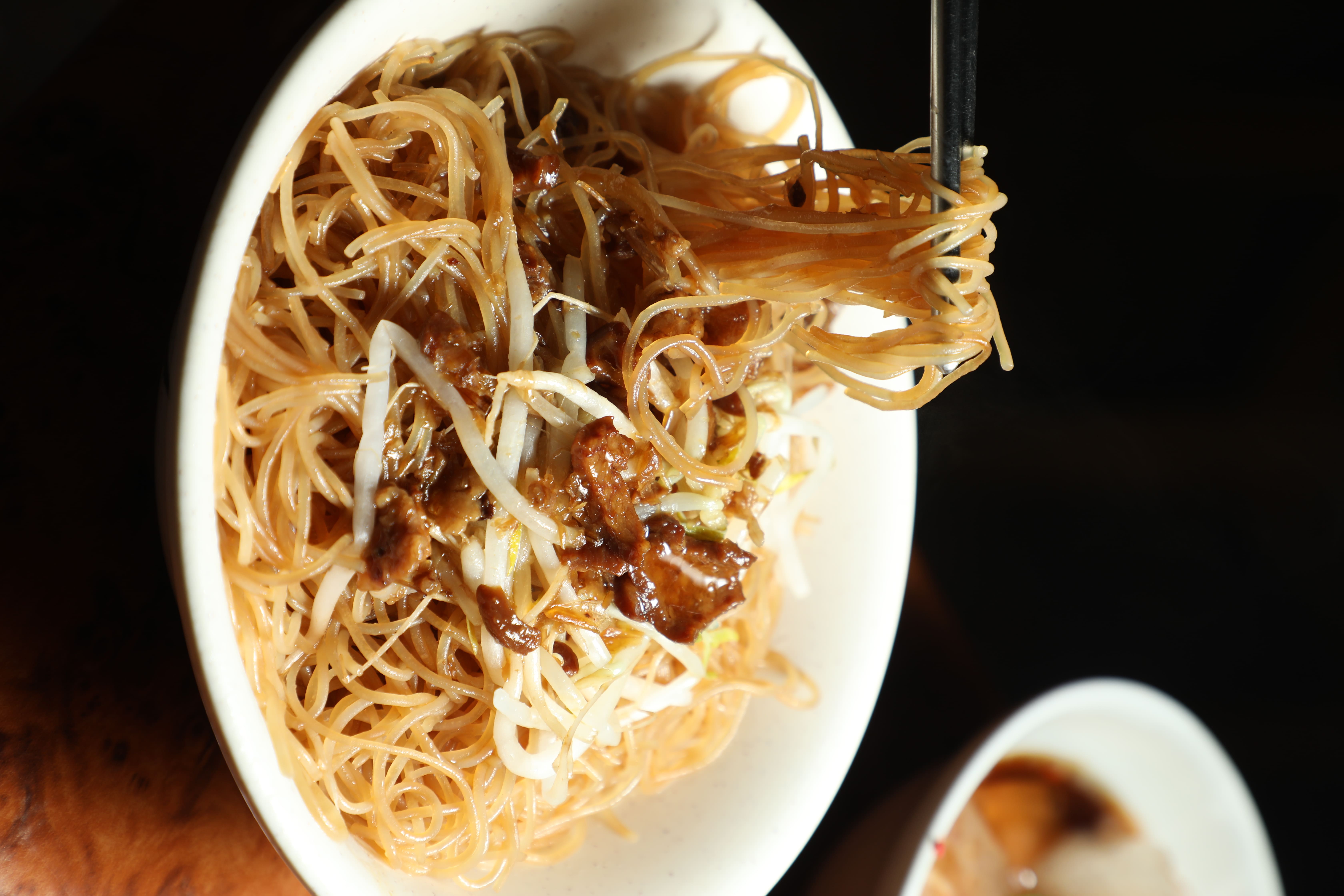 信三肉圓的「米粉炒」是淋上肉臊的樸素滋味。（35元／份）
