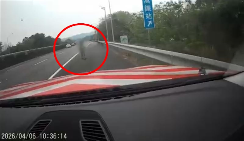當時車流量大且車速極快，男童一度走向外側車道，險些遭大貨車撞上。（翻攝畫面）