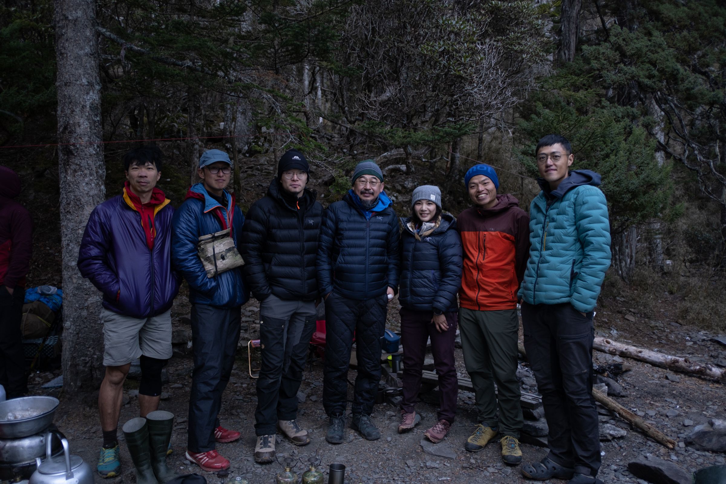 張國威(左起)、張元植、導演程紀皓、製作人詹偉雄、詹喬愉、呂忠翰果果、普魯圖都熱愛登山。 (公視提供)