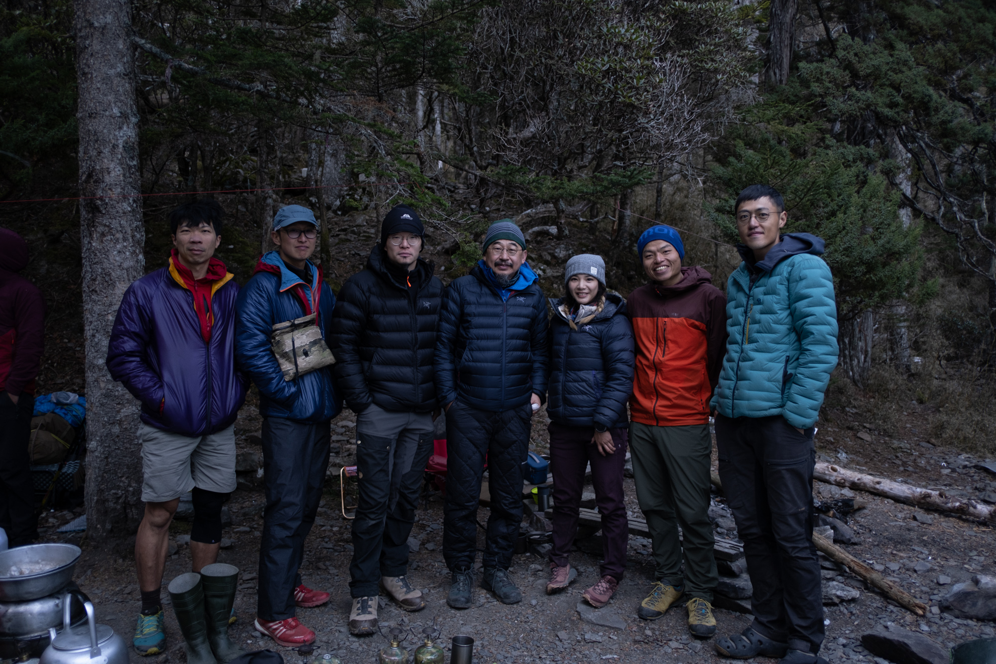 張國威（左起）、張元植、導演程紀皓、製作人詹偉雄、詹喬愉、呂忠翰果果、普魯圖都熱愛登山。     （公視提供）