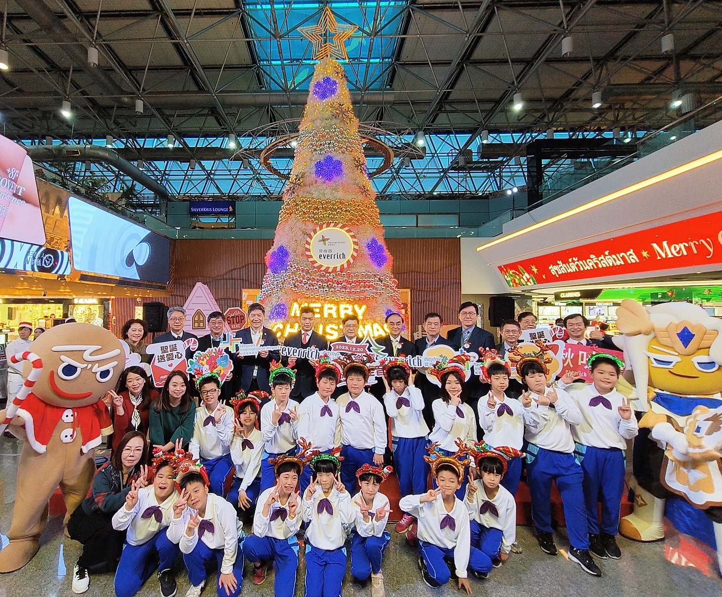 昇恆昌舉辦「愛的樂章_耶誕報佳音」公益活動，邀請到桃園笨港國小合唱團及安康啟智教養院同學們同歡。(昇恆昌提供)。