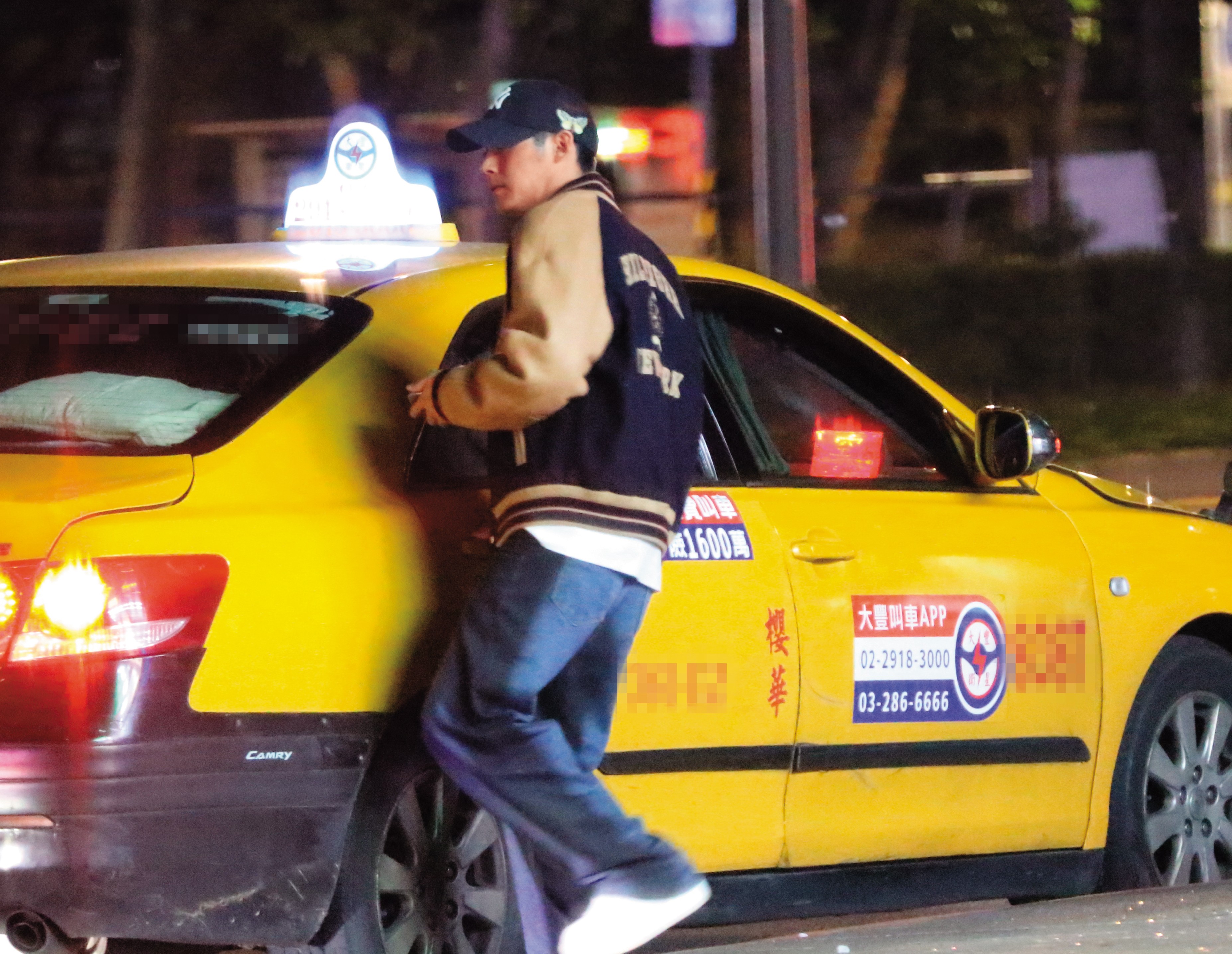 11/29 01:01 返回後發現長髮女未告知就攔車走了，陳奕只好自己搭車回家。