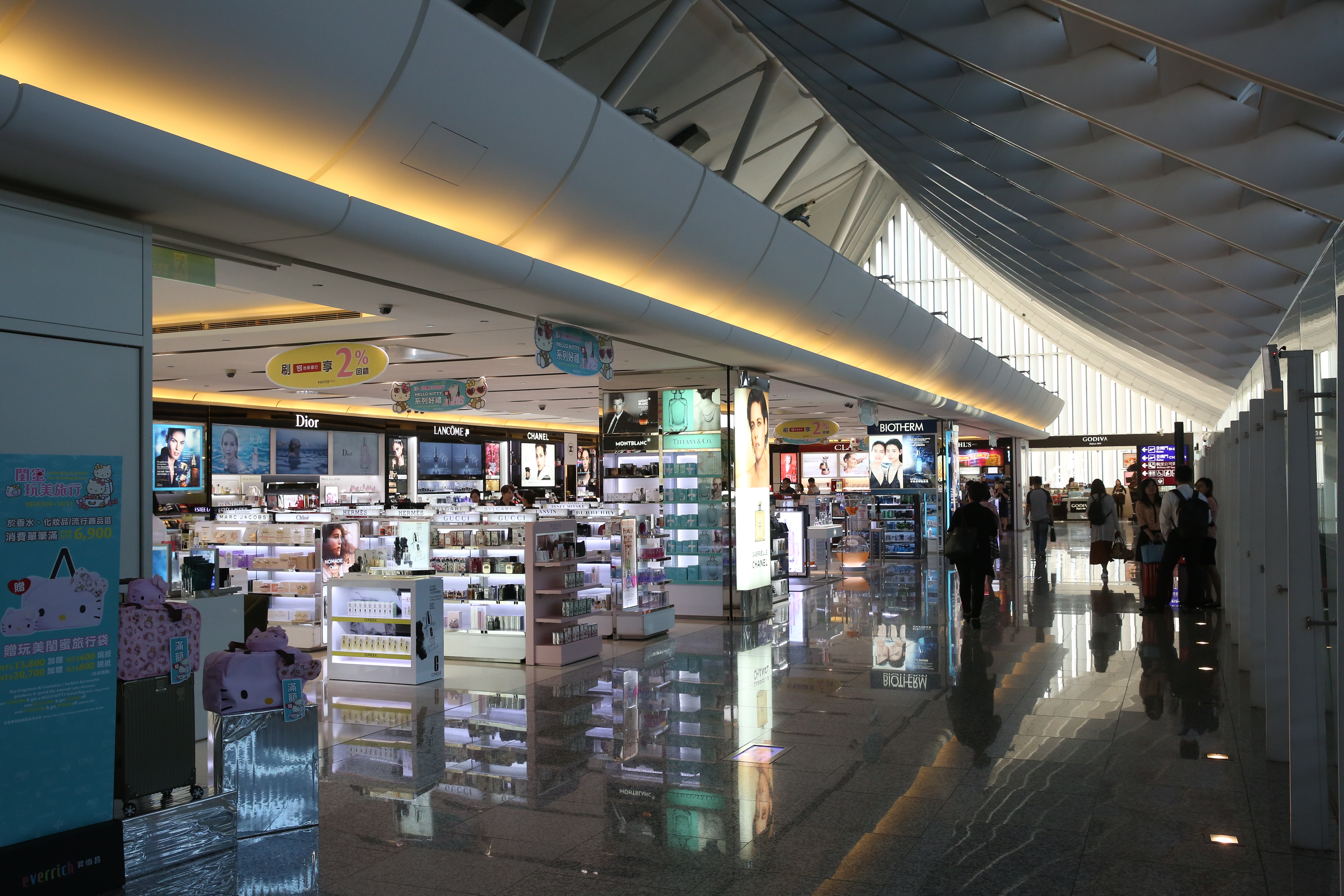 桃園機場第一航廈進行電力維護作業，導致「航班資訊螢幕」故障狀況。（示意圖，本刊資料照）