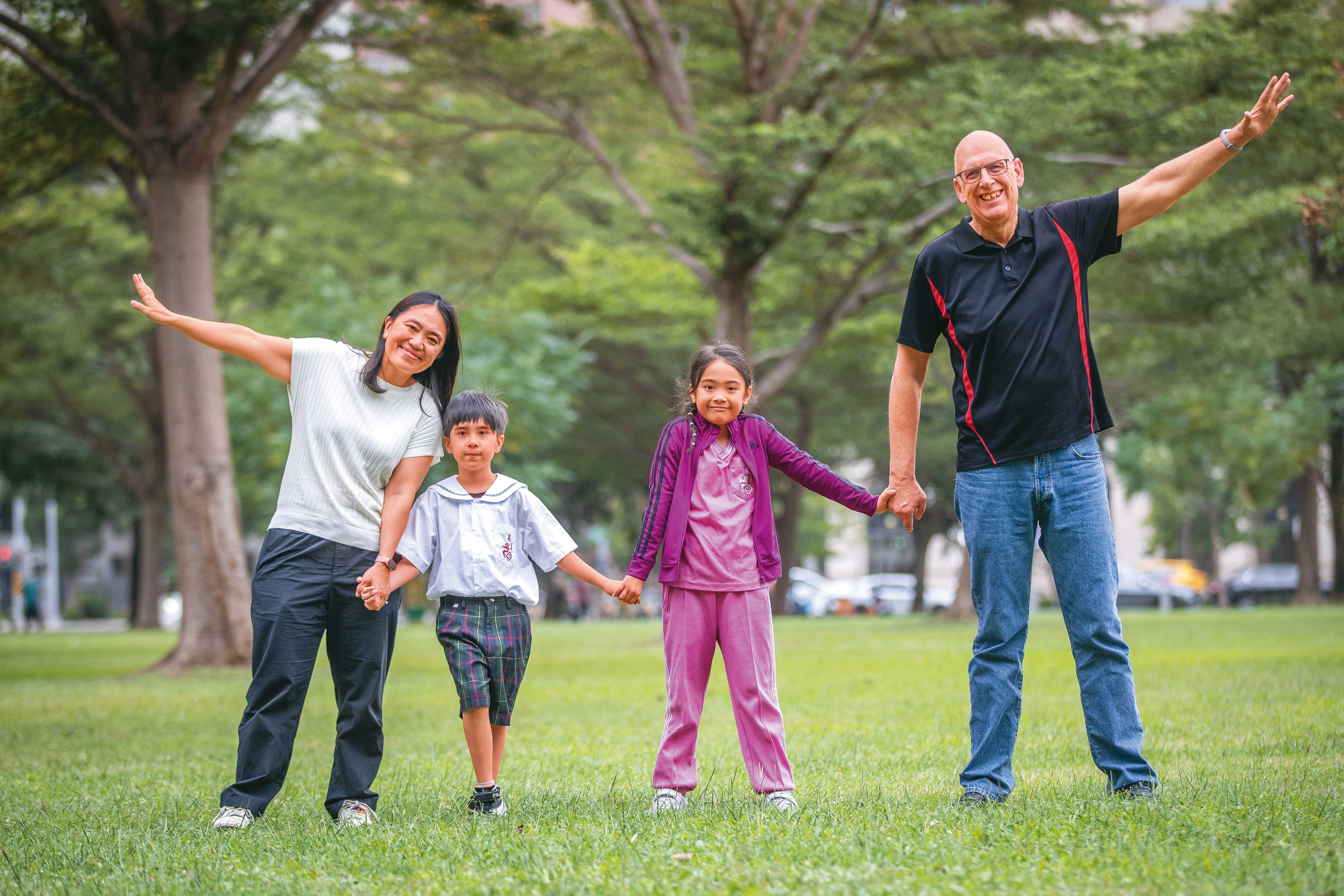 兒科醫師鄭曉綺（左）與美國籍的鄭馬克（右）結婚8年，透過試管方式生下一對異卵雙胞胎。