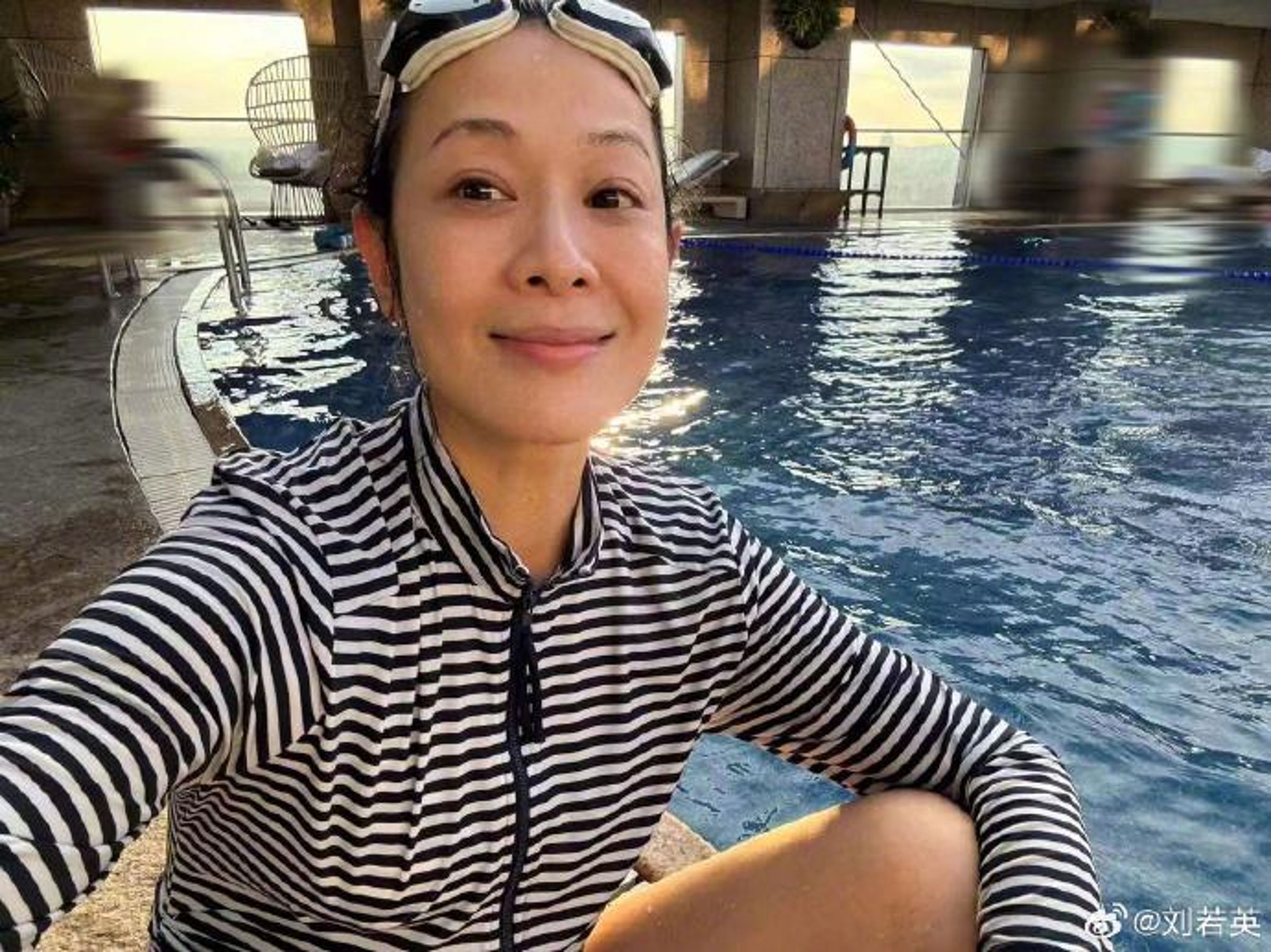 劉若英曬游泳自拍照,素顏完全看不出已經55歲。(翻攝自劉若英微博)