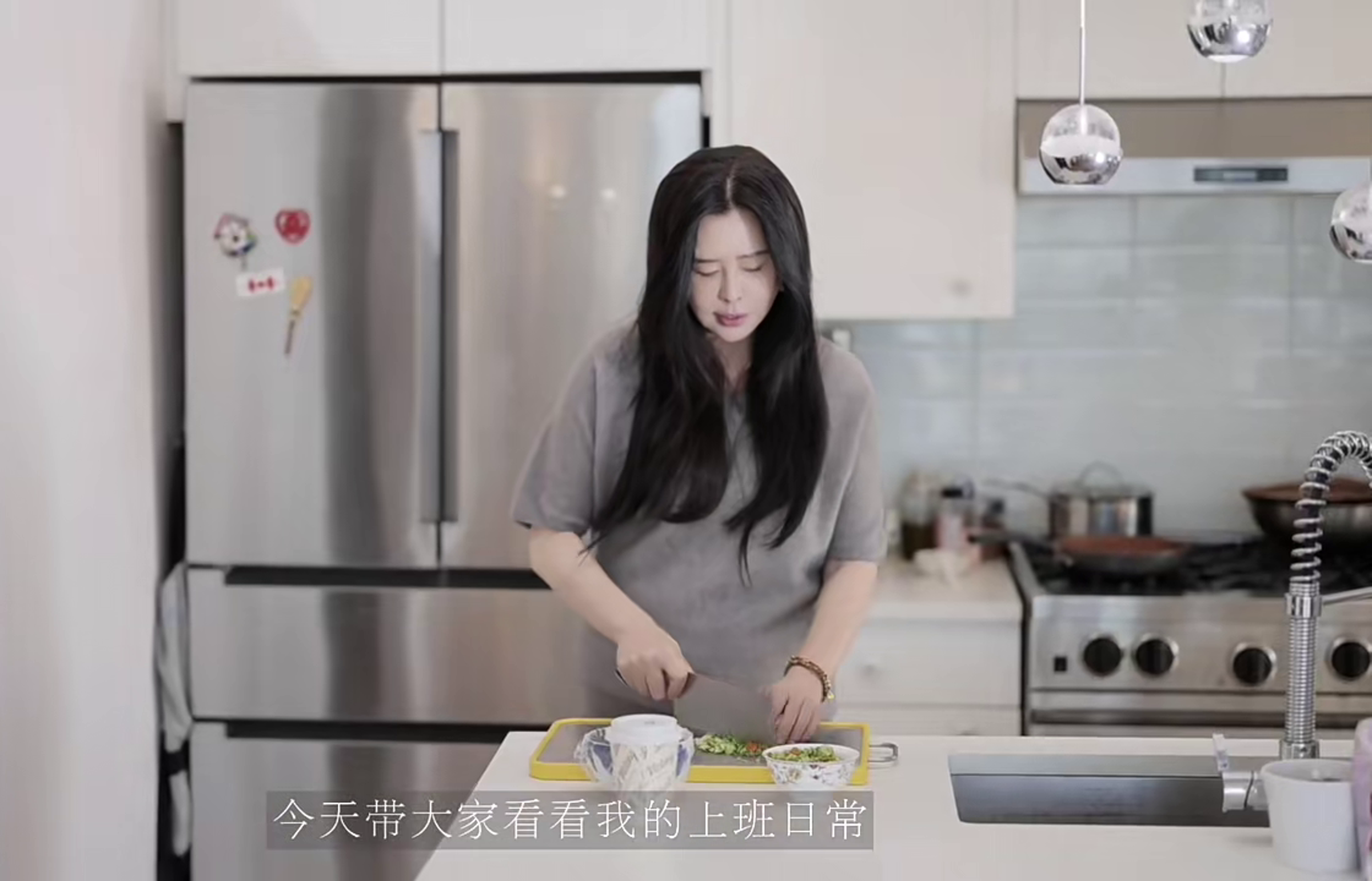 王祖賢在廚房裡幫智悟準備食物。(翻攝小紅書)