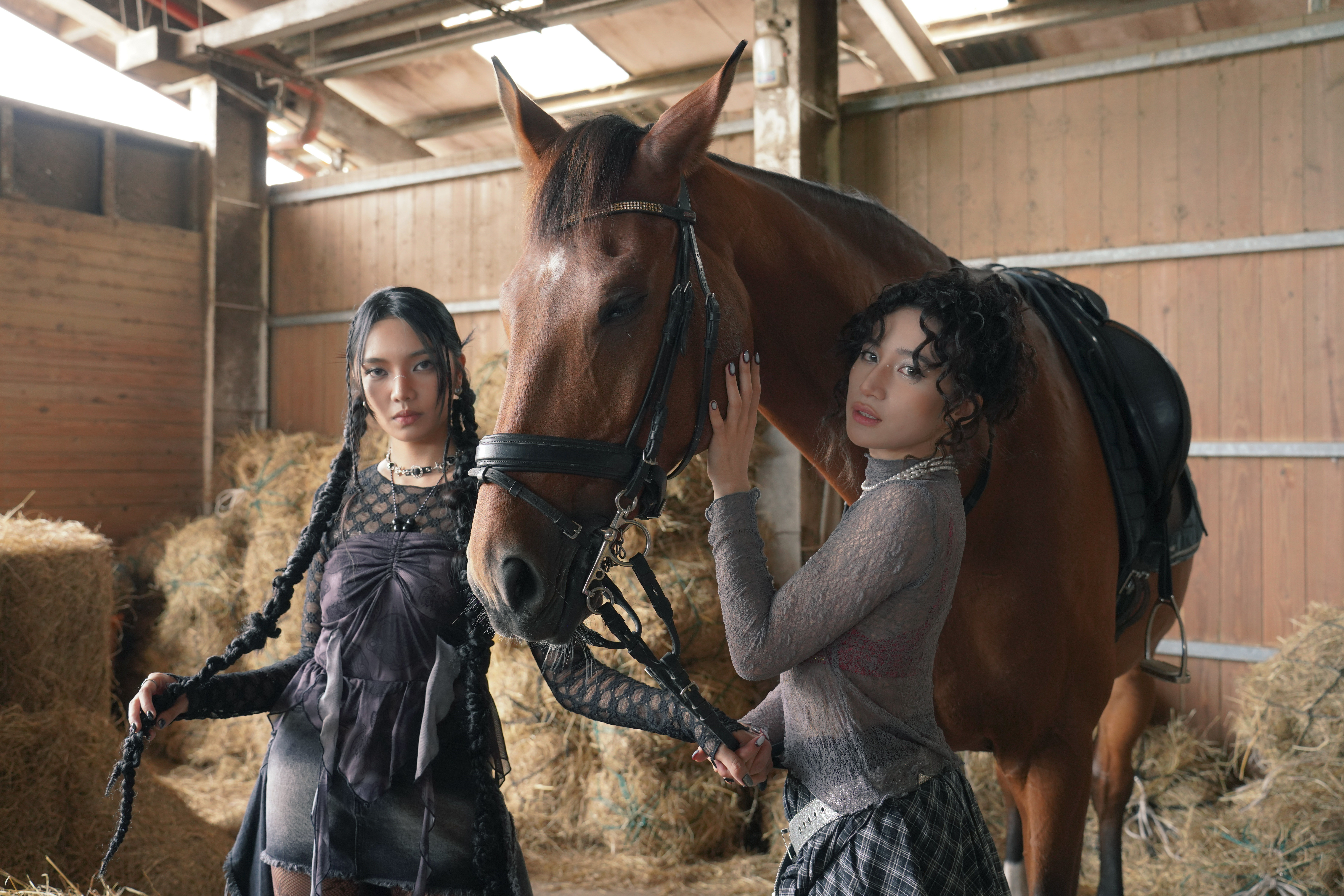 Lexa（左）怕被馬咬笑翻現場，Kaį（右）意外中招成小插曲，2人默契穿搭展現自然流露。（滾石唱片提供）