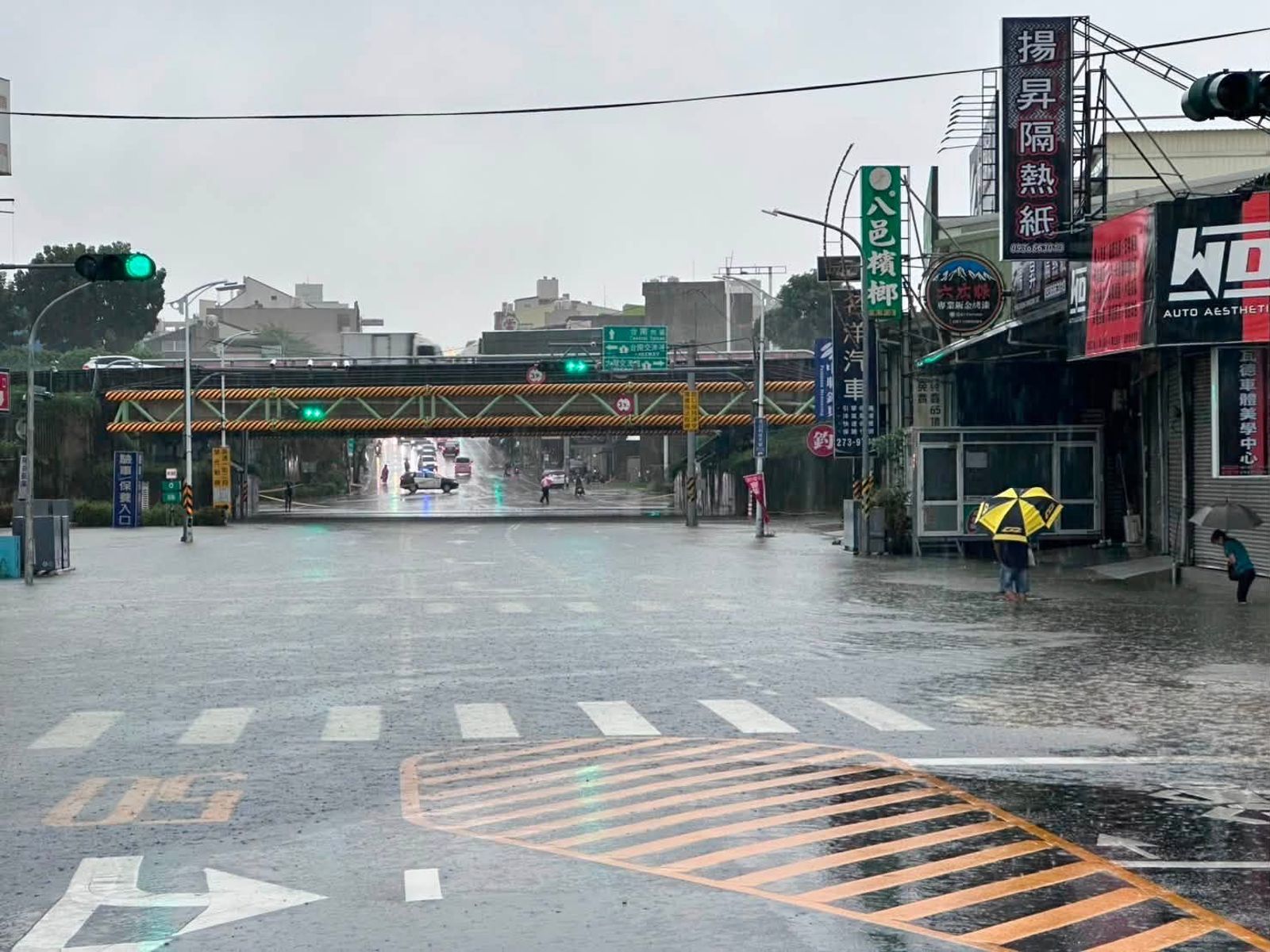 豪雨轟炸南市!多區傳淹水災情 台鐵台南站軌道積水「降速行駛」