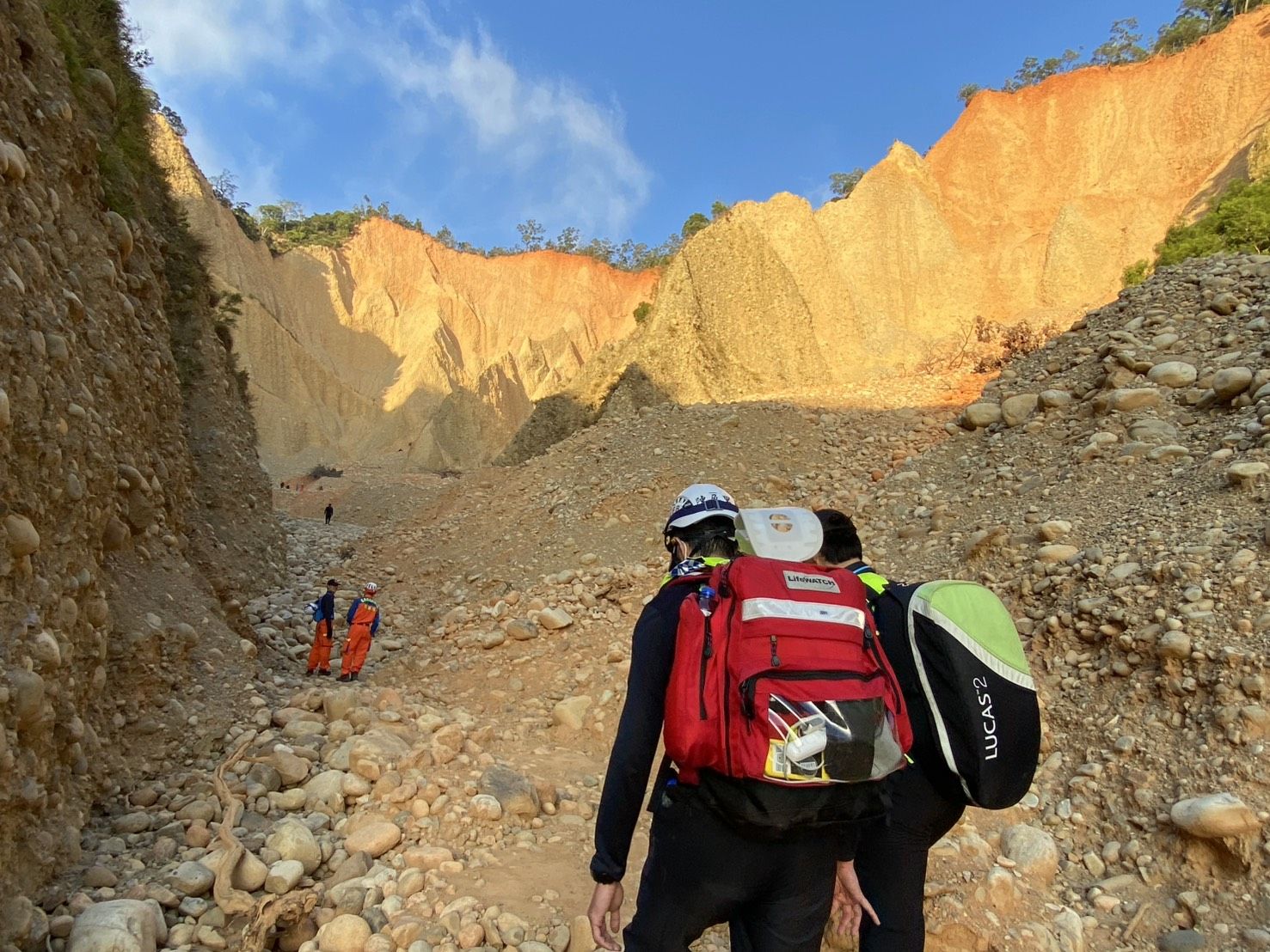 苗栗火炎山傳女登山客墜崖，救難人員在險峻的地形搜尋。（民眾提供） 