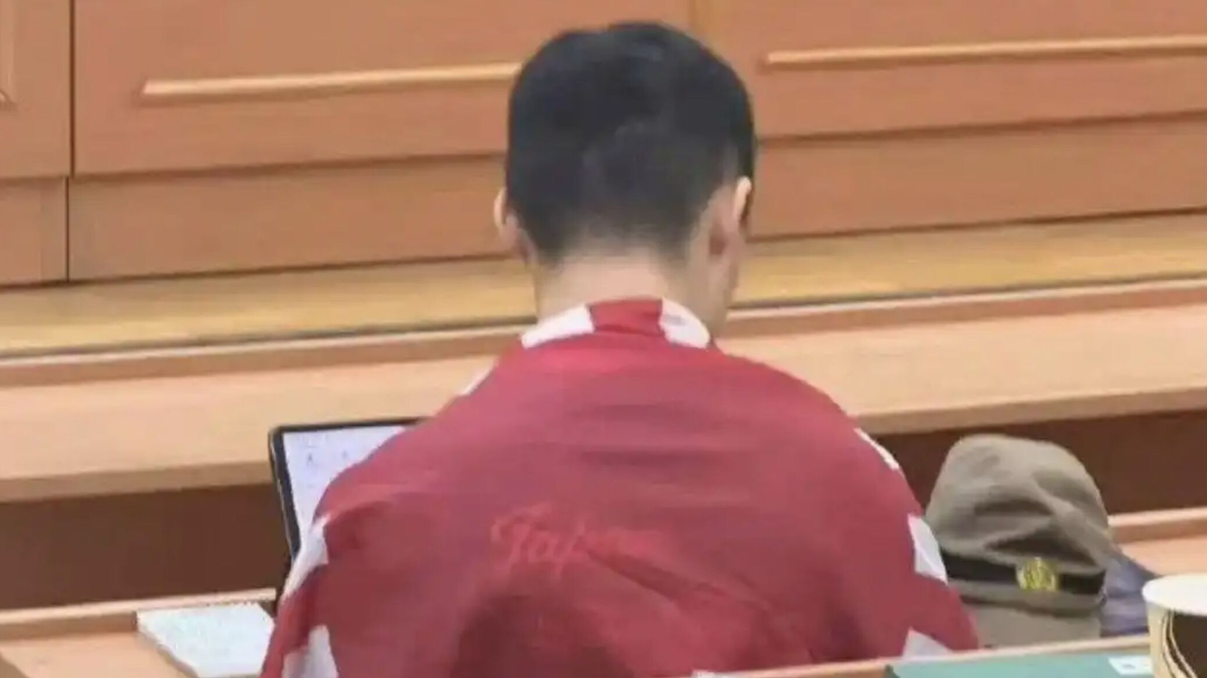 就讀莫斯科國立大學歷史系的中國籍陳姓留學生,日前於課堂上身披日本旭日旗並配戴日軍帽,引發在場其他陸生強烈不滿並爆發口角衝突。(翻攝自上觀新聞)
