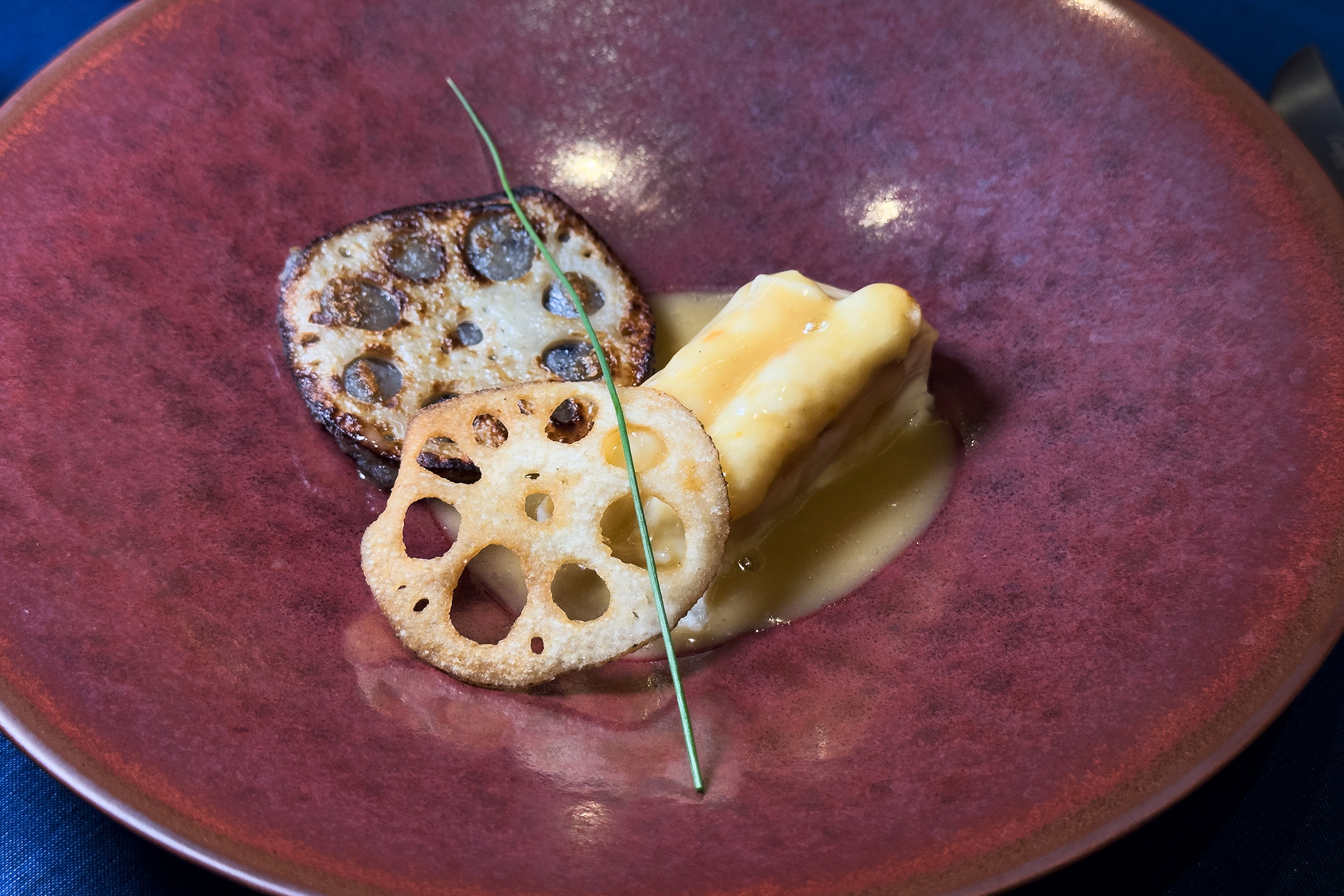 以松原蓮藕入菜的魚料理，兼具脆片與軟餅兩種口感，呈現食材巧思。