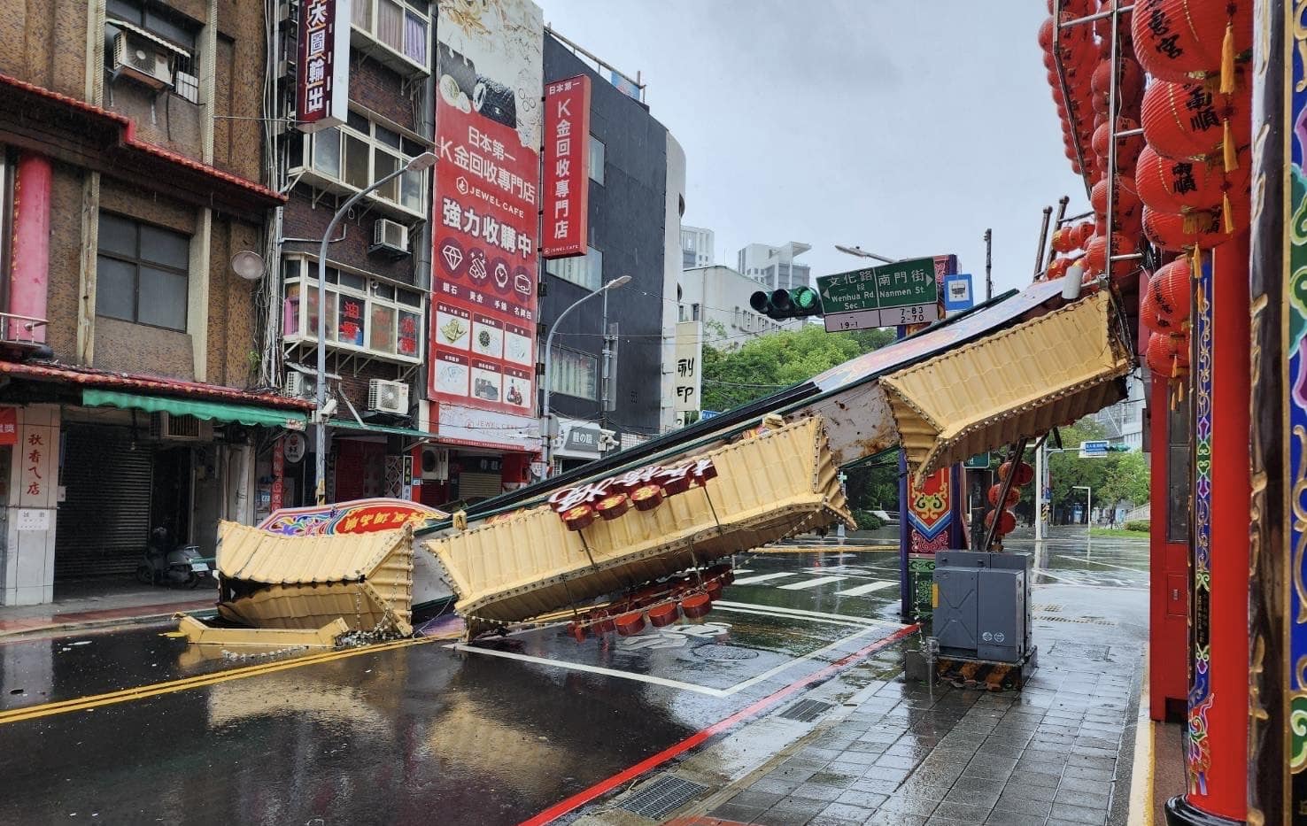 板橋慈惠宮廟前牌樓不敵強風被吹倒。（翻攝自新北市議員曾煥嘉臉書）