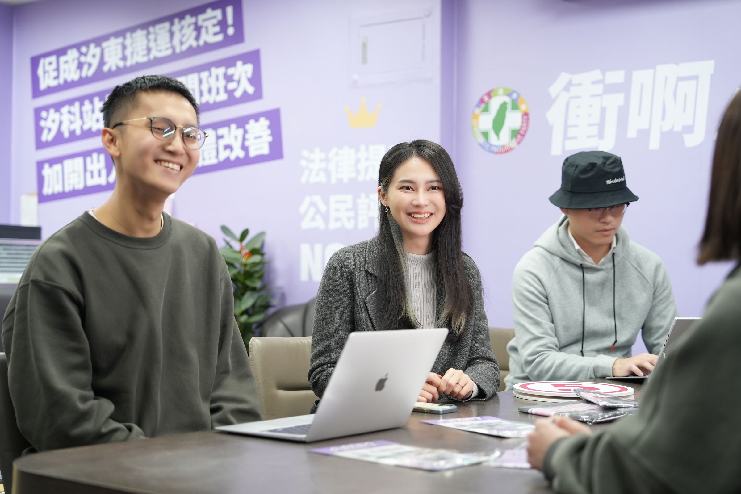 賴品妤為第12選區每天全力衝刺,為翻轉此區燃燒自己。