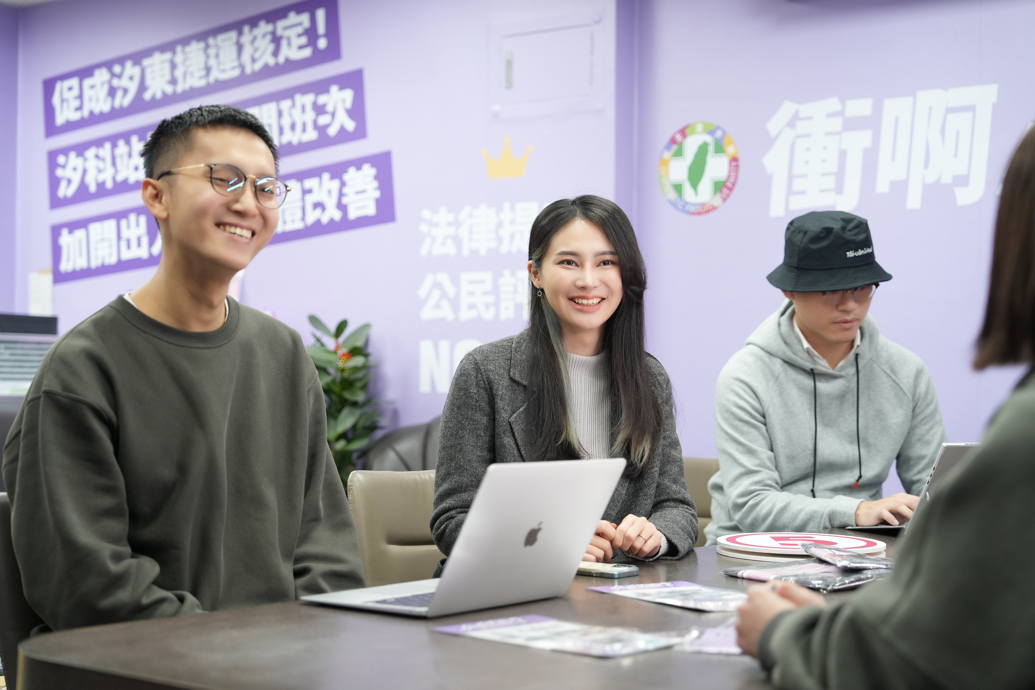 賴品妤為第12選區每天全力衝刺，為翻轉此區燃燒自己。