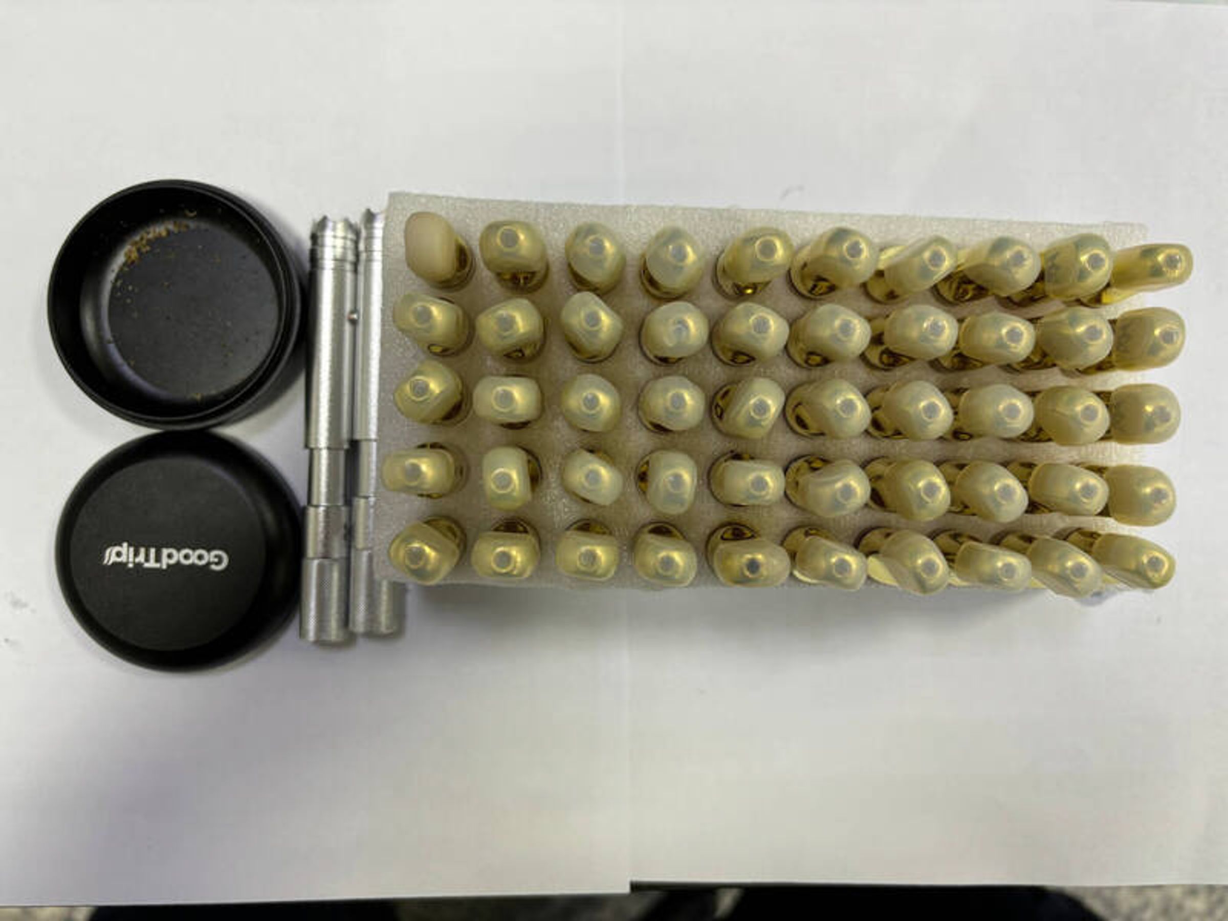 警方在侯男車上查扣的這批大麻菸油彈,與網紅Toyz賣的同款,每顆5000元。(警方提供)