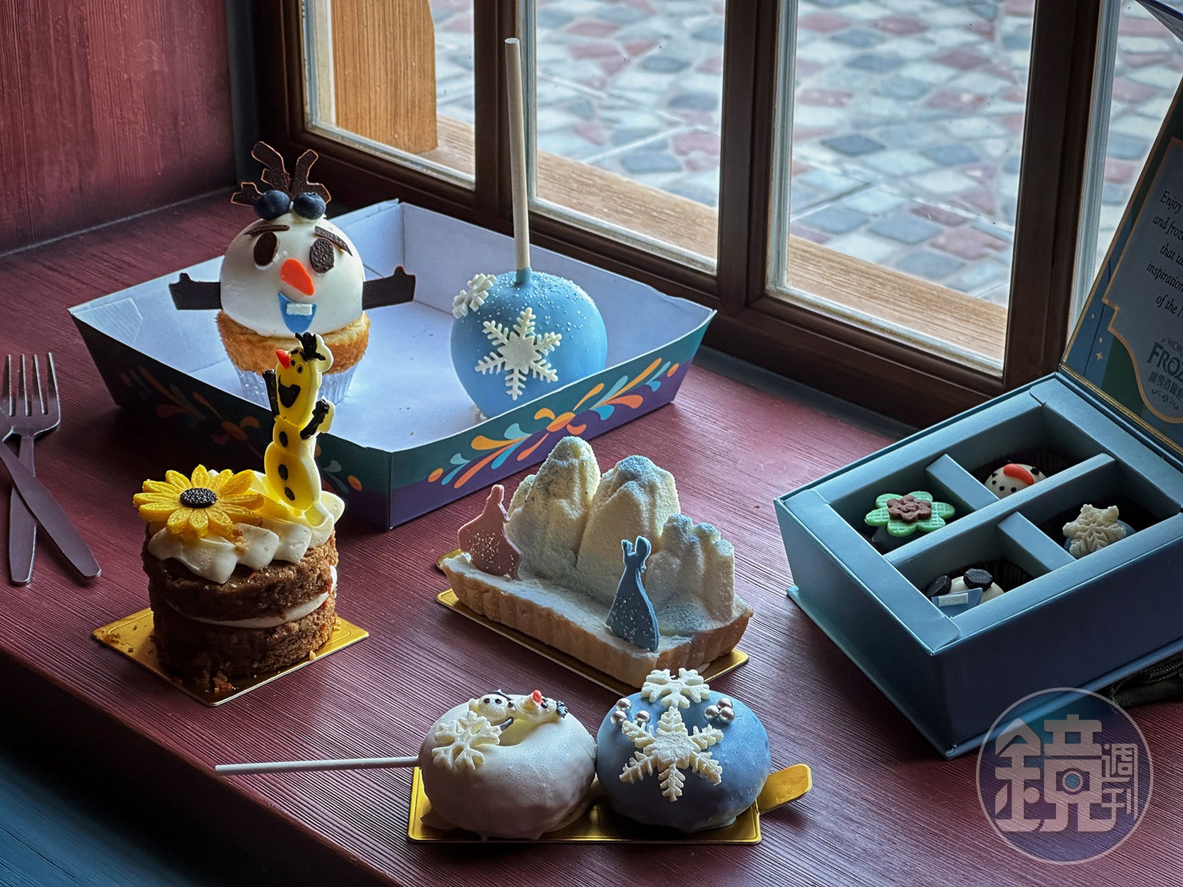 遊客可以選購各種造型可愛的冰雪奇緣甜品。