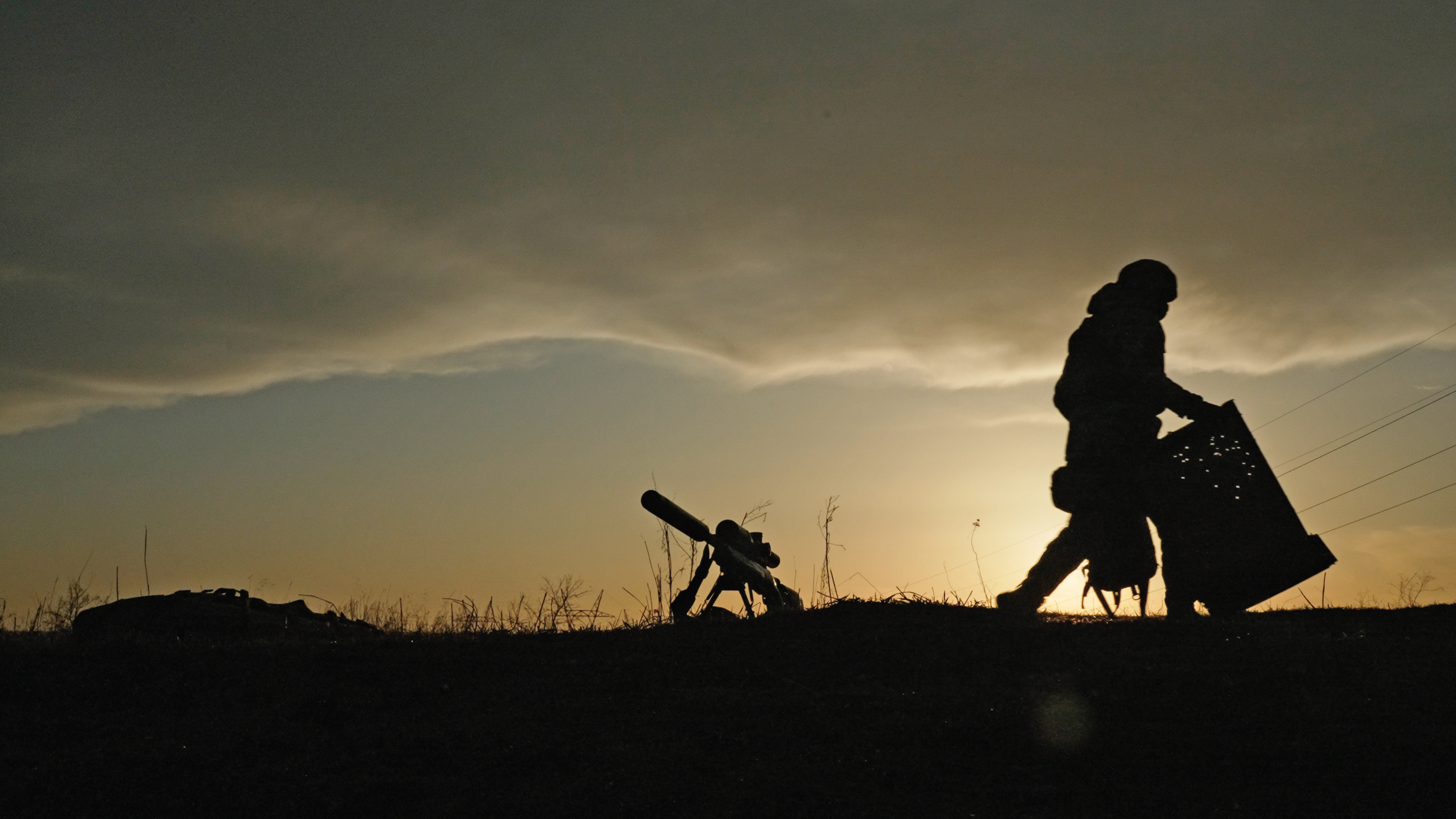 夕陽西下時，一名軍事狙擊手結束練習，踩著紀律嚴明的步伐，從金德拉帝夫斯卡（Kindrativska）附近的哨所出發。漸暗的日光映照出他和他步槍的輪廓，說明了訓練課程在柔和的氣氛中結束。