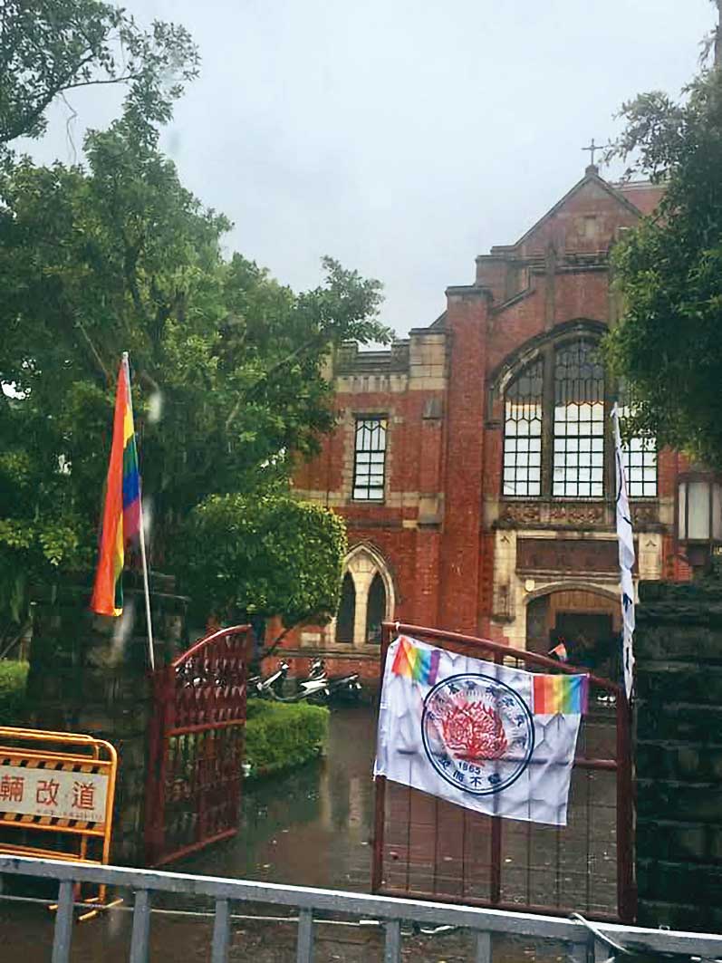 立法院三讀《同婚法》那天，濟南長老教會在門口掛起彩虹旗。（石牧民提供）