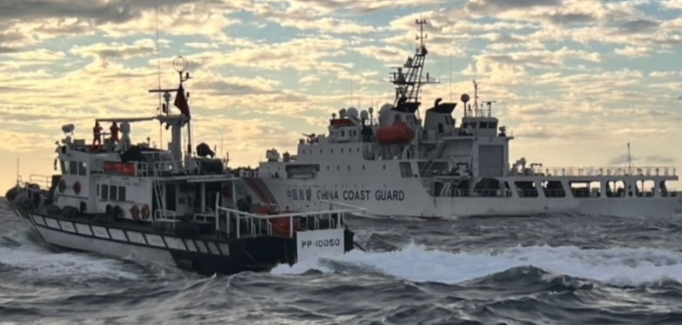 我國海巡署巡防艦與中共海警船在北、東部海域近距離對峙，雙方距離一度縮至0.8浬。（海巡署提供）