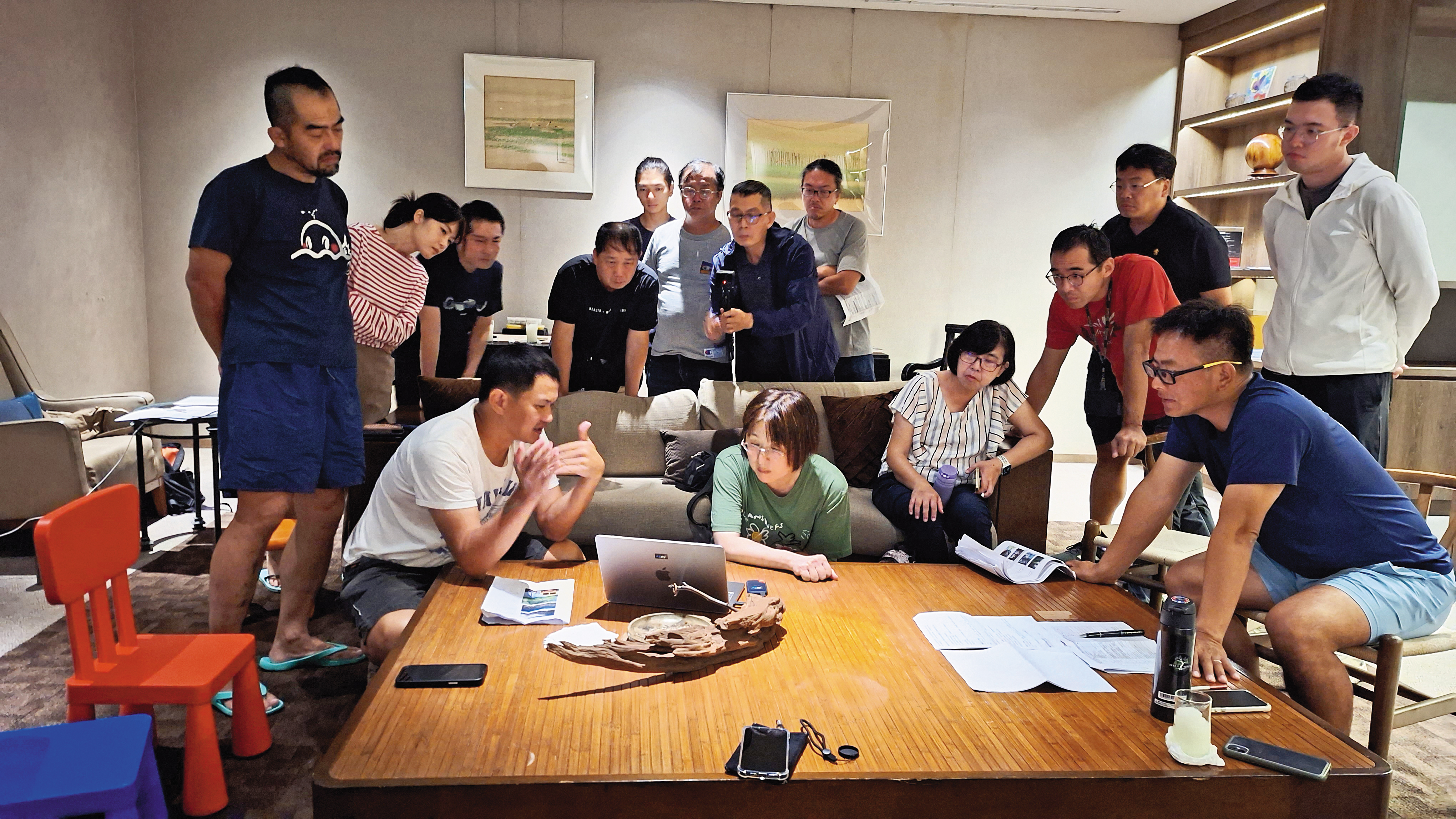 工作人員每晚開會，討論拍攝內容。（公視提供）