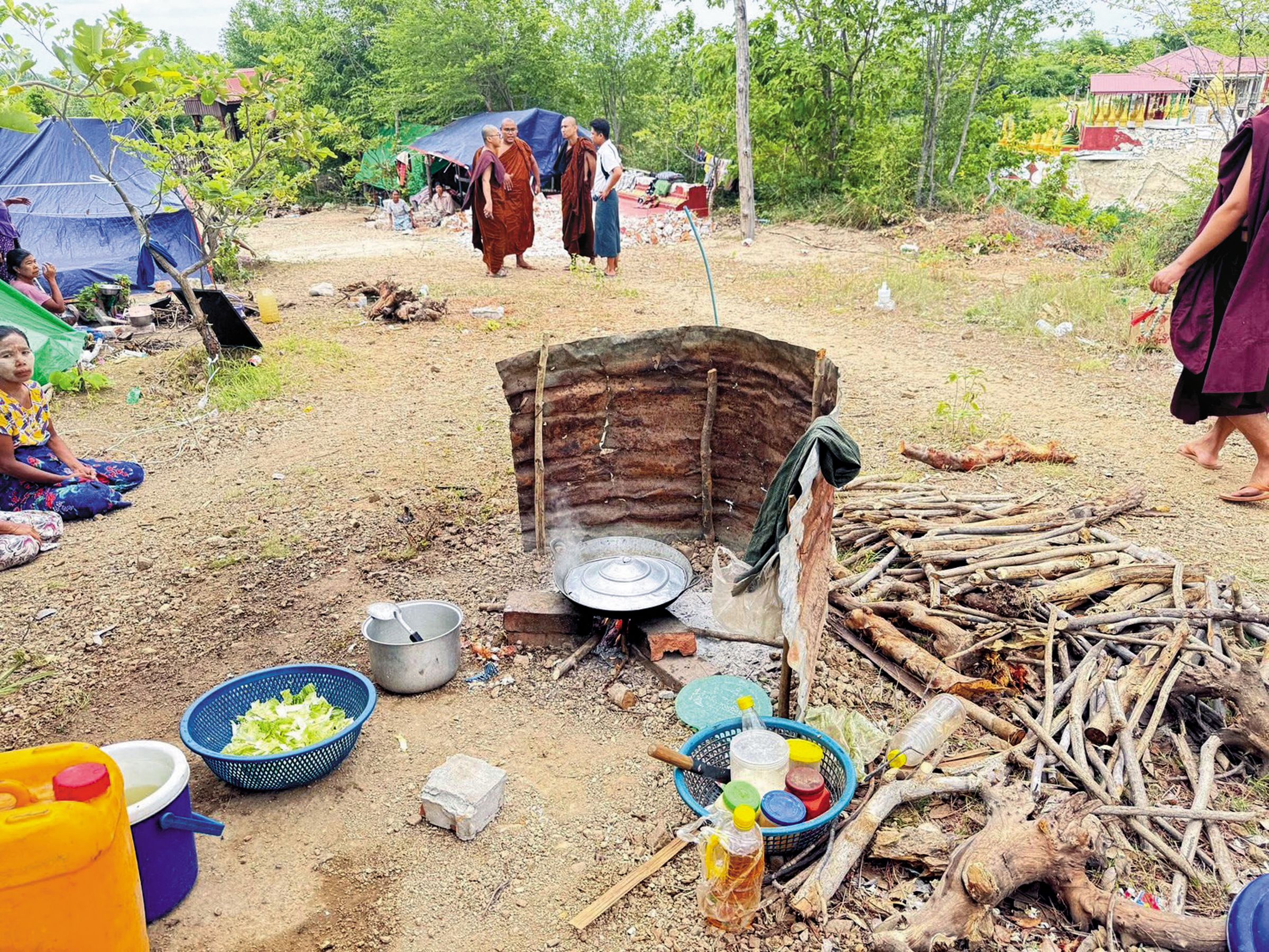 無處可去的地震災民只能席地而睡,搭建簡易的廚房。(楊萬利提供)