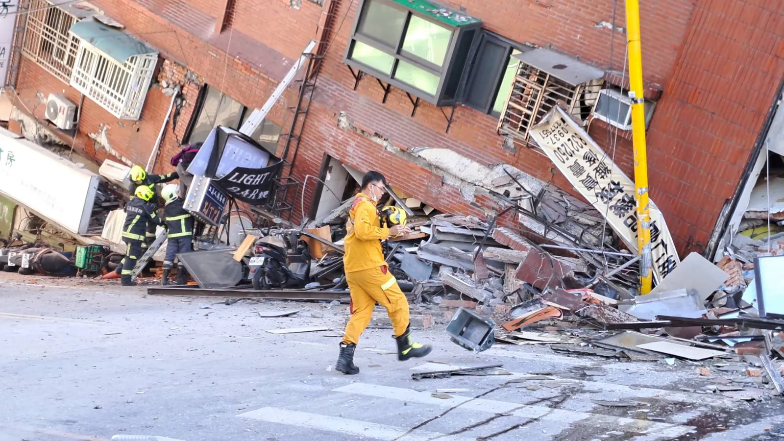 賑災基金會專案募款帳戶截至14日7時募得近8.8億元，總捐贈筆數14萬筆。