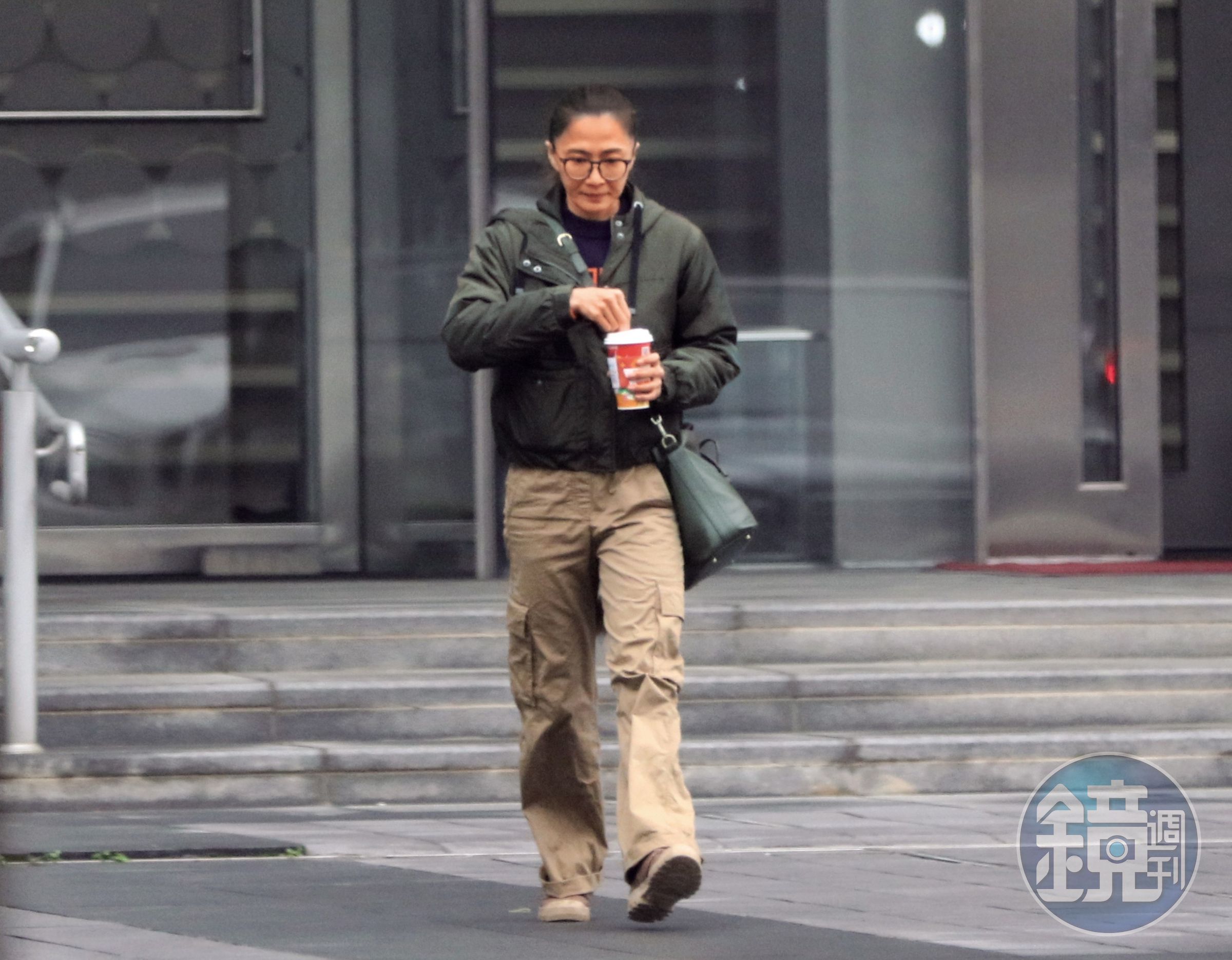 13:01 隔了一陣子沒拍戲、沒主持的侯怡君現身民視,沒待多久就拿了杯咖啡離開。