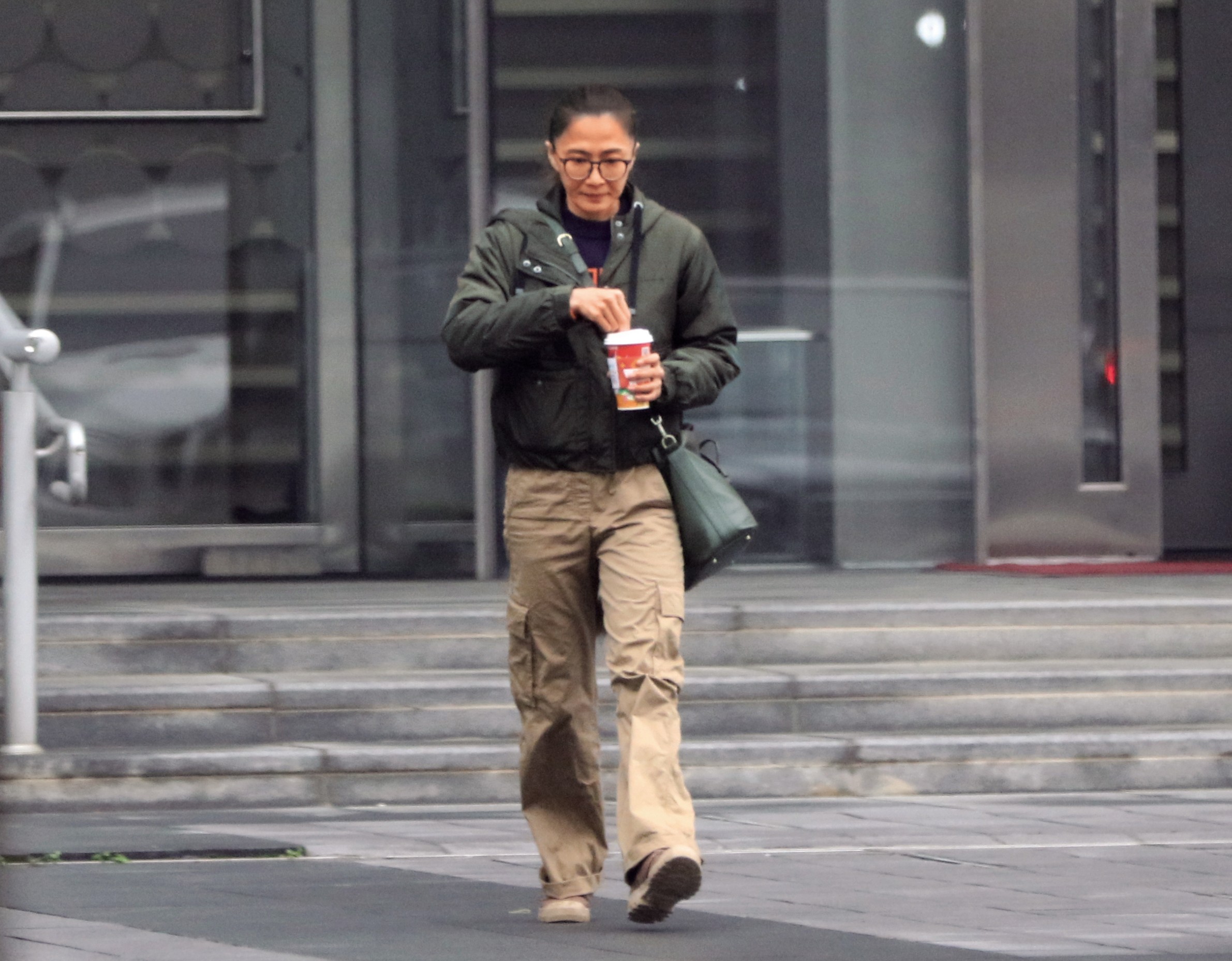 13：01 隔了一陣子沒拍戲、沒主持的侯怡君現身民視，沒待多久就拿了杯咖啡離開。