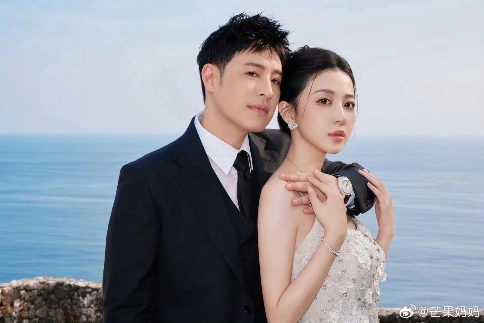 潘瑋柏與小他13歲的老婆宣云（Luna），在峇里島補辦婚禮。（翻攝自微博）