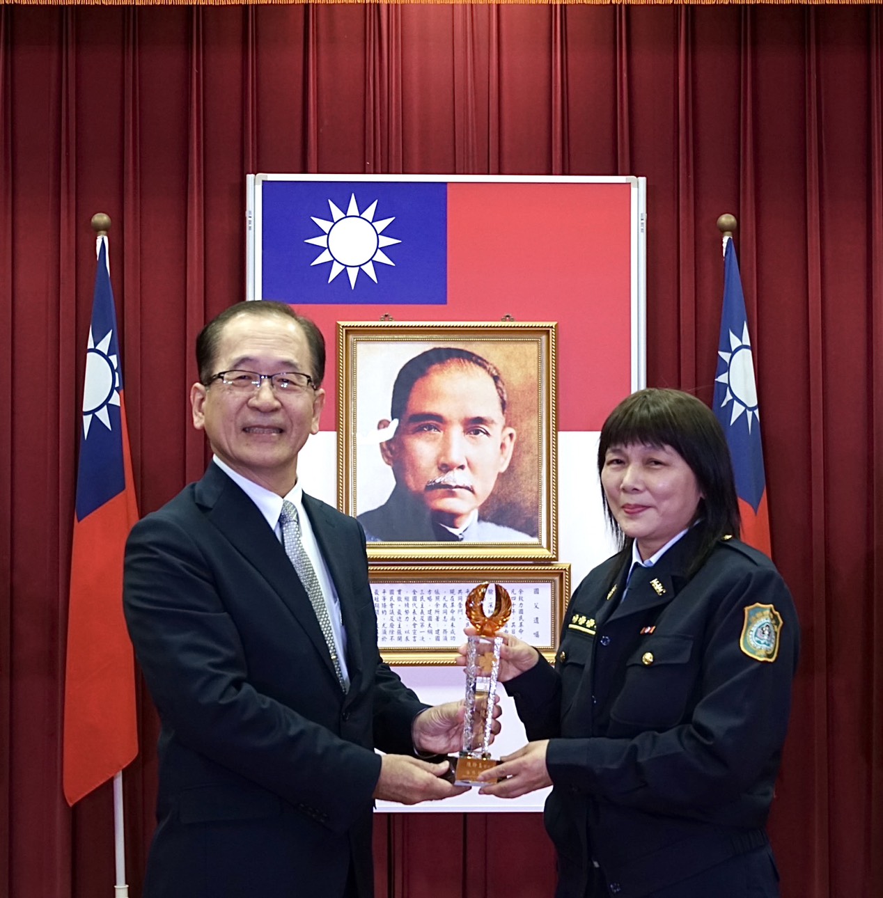 署長頒獎績優矯正同仁。（法務部提供）