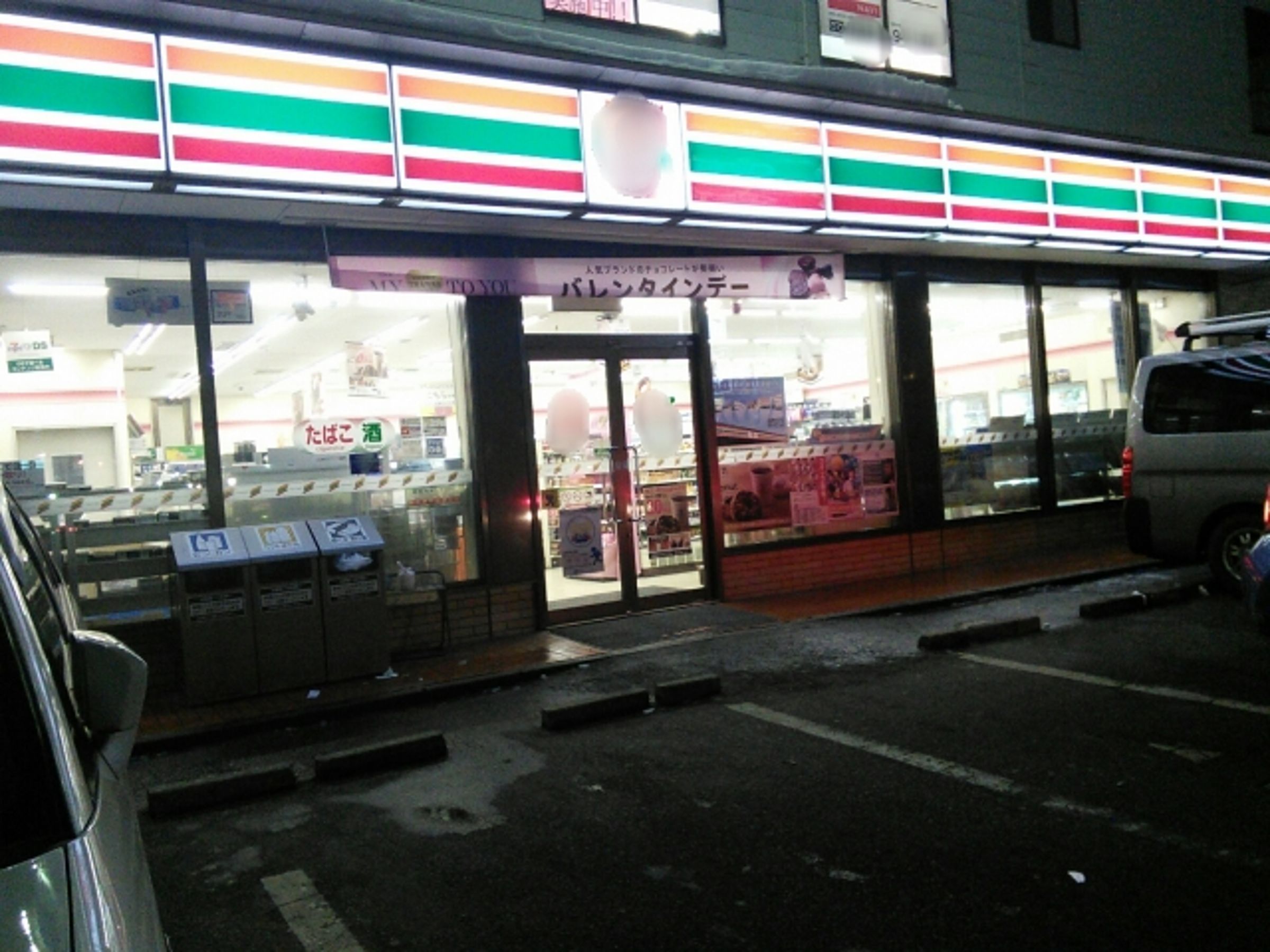 夜班值勤的迪里亞德在超商遇襲,情急之下開槍自衛。警方認定正當防衛,但公司仍以攜帶武器違規開除她,引發網路熱議。(超商示意圖,與本文無關/photo-ac)