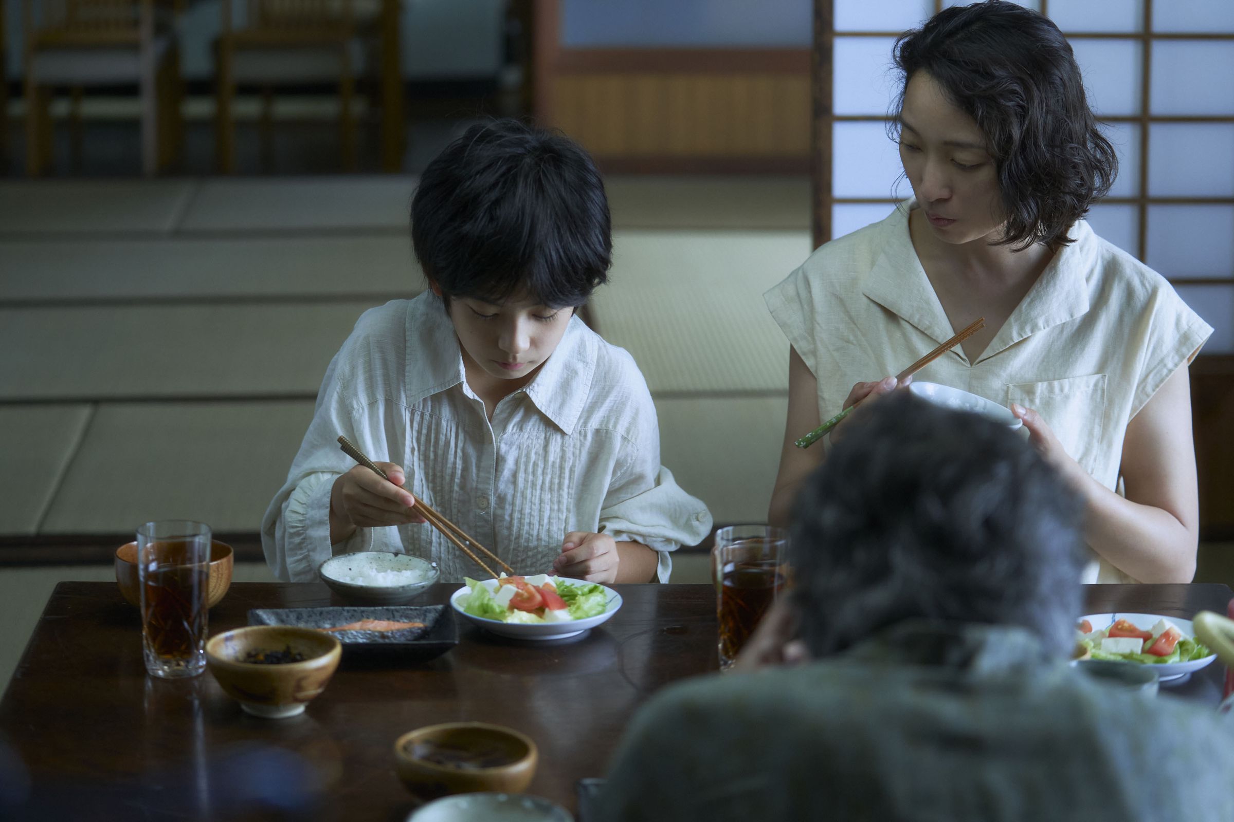 童星中須翔真（左）有大將之風，與前輩杏（右）同台演出毫不怯場。（天馬行空提供）