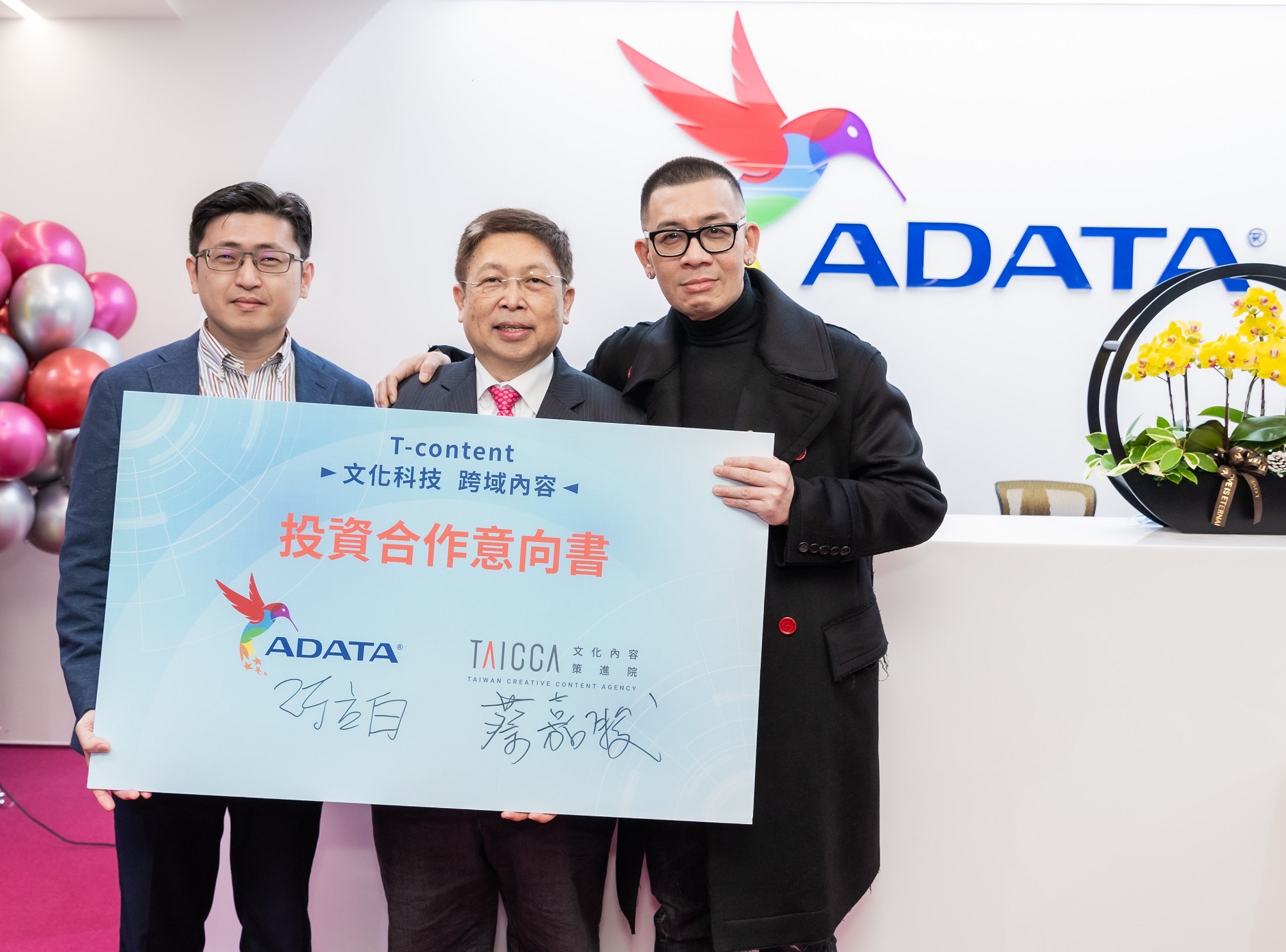 蔡嘉駿（右起）與威剛董事長陳立白簽署合作意向書，設立基金。左為文策院院長盧俊偉。（文策院提供）