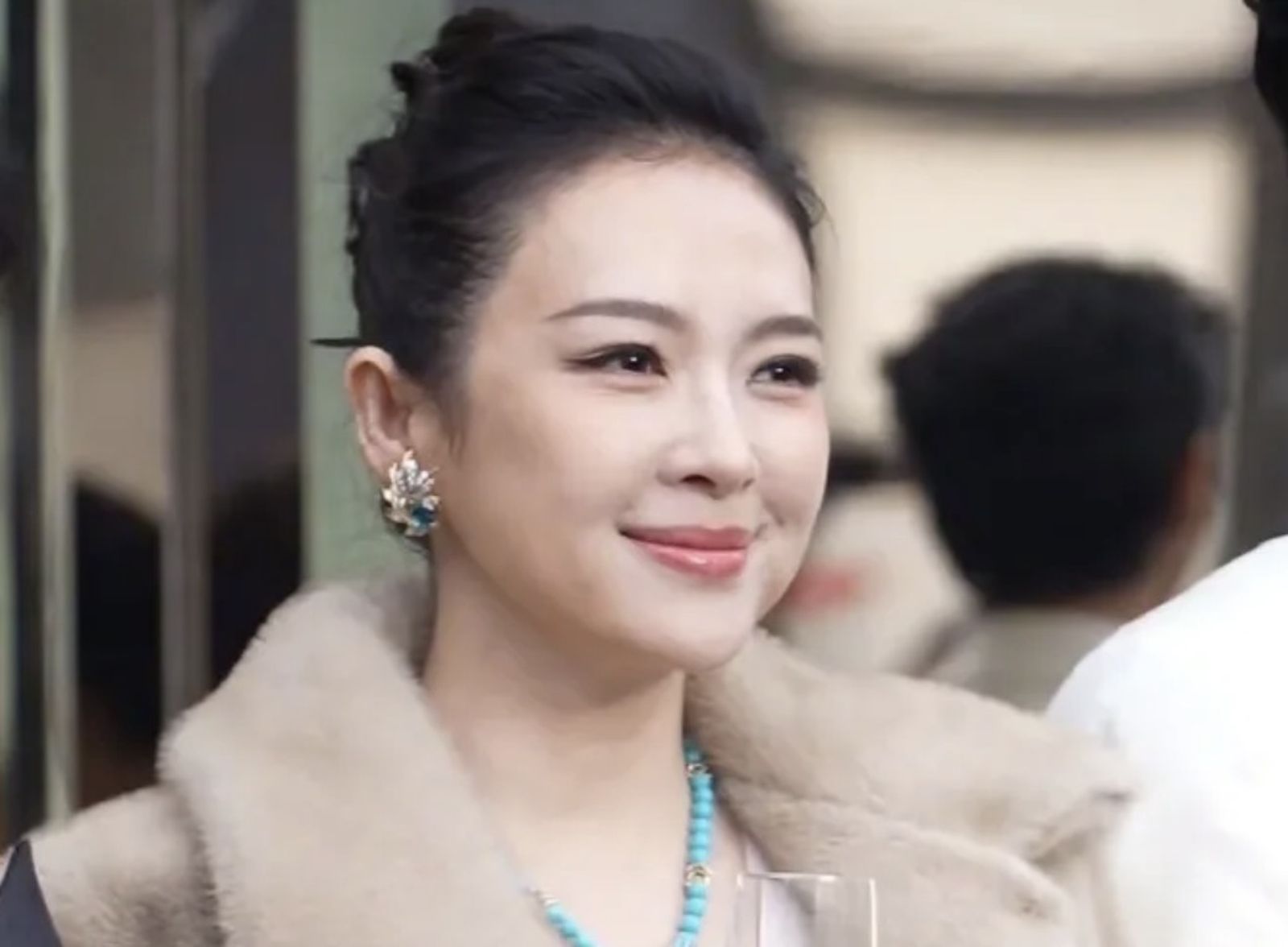 影后「腫」麼了？章子怡現身「臉圓一圈」　招牌尖臉消失遭酸：變富太太