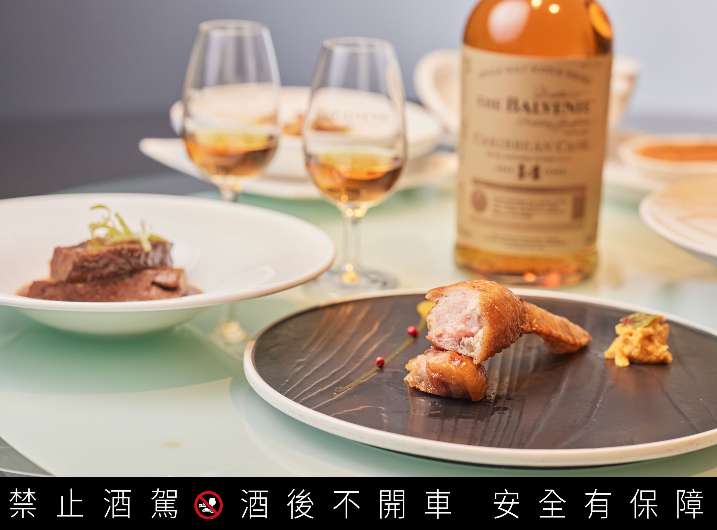 「燕窩釀鳳翼」外皮酥脆卻不油膩，是許多官紳名流到名人坊用餐的必點菜色。
