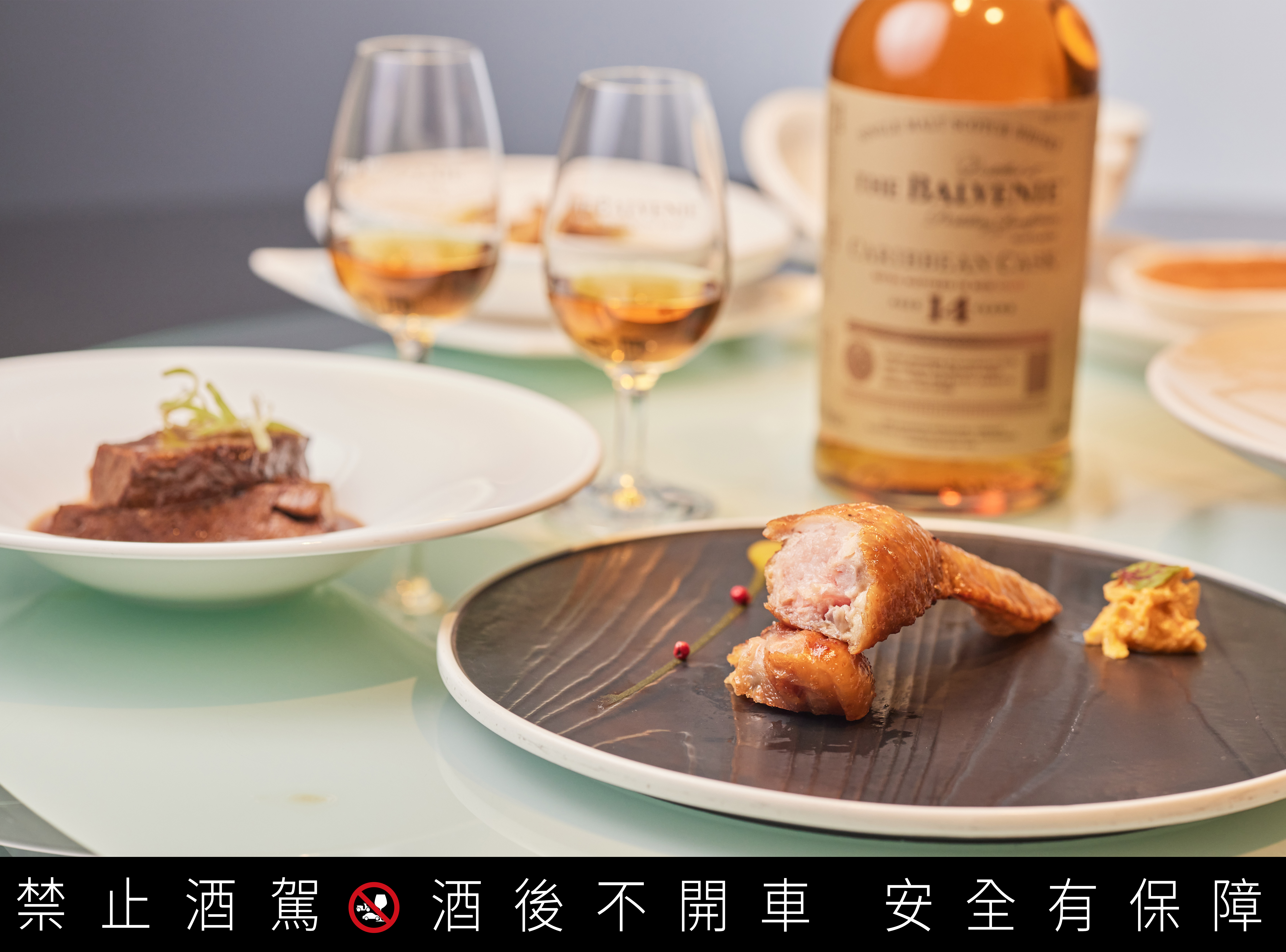 「燕窩釀鳳翼」外皮酥脆卻不油膩，是許多官紳名流到名人坊用餐的必點菜色。