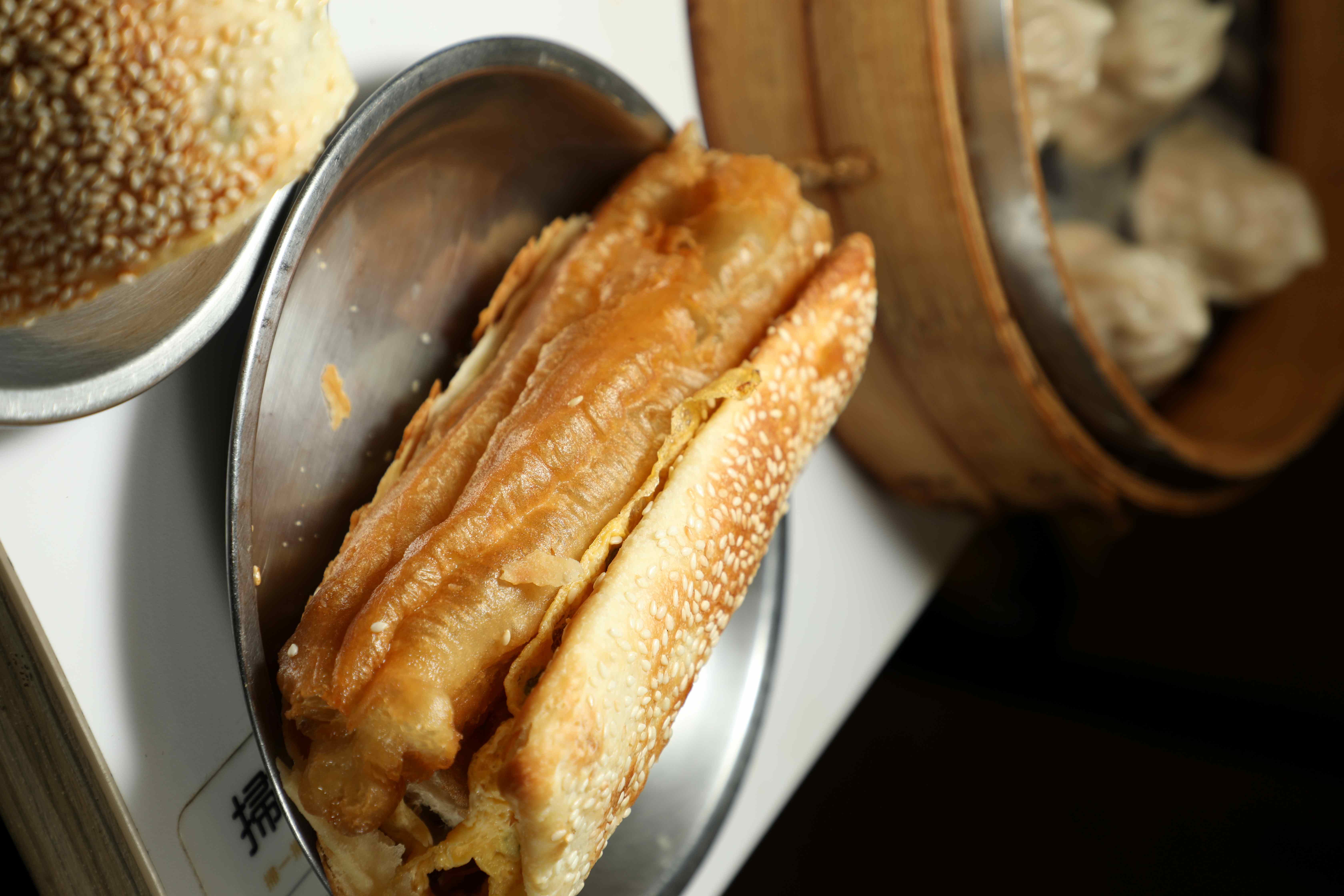 最經典的「燒餅油條蛋」，吃得出燒餅的酥脆。（55元／份）