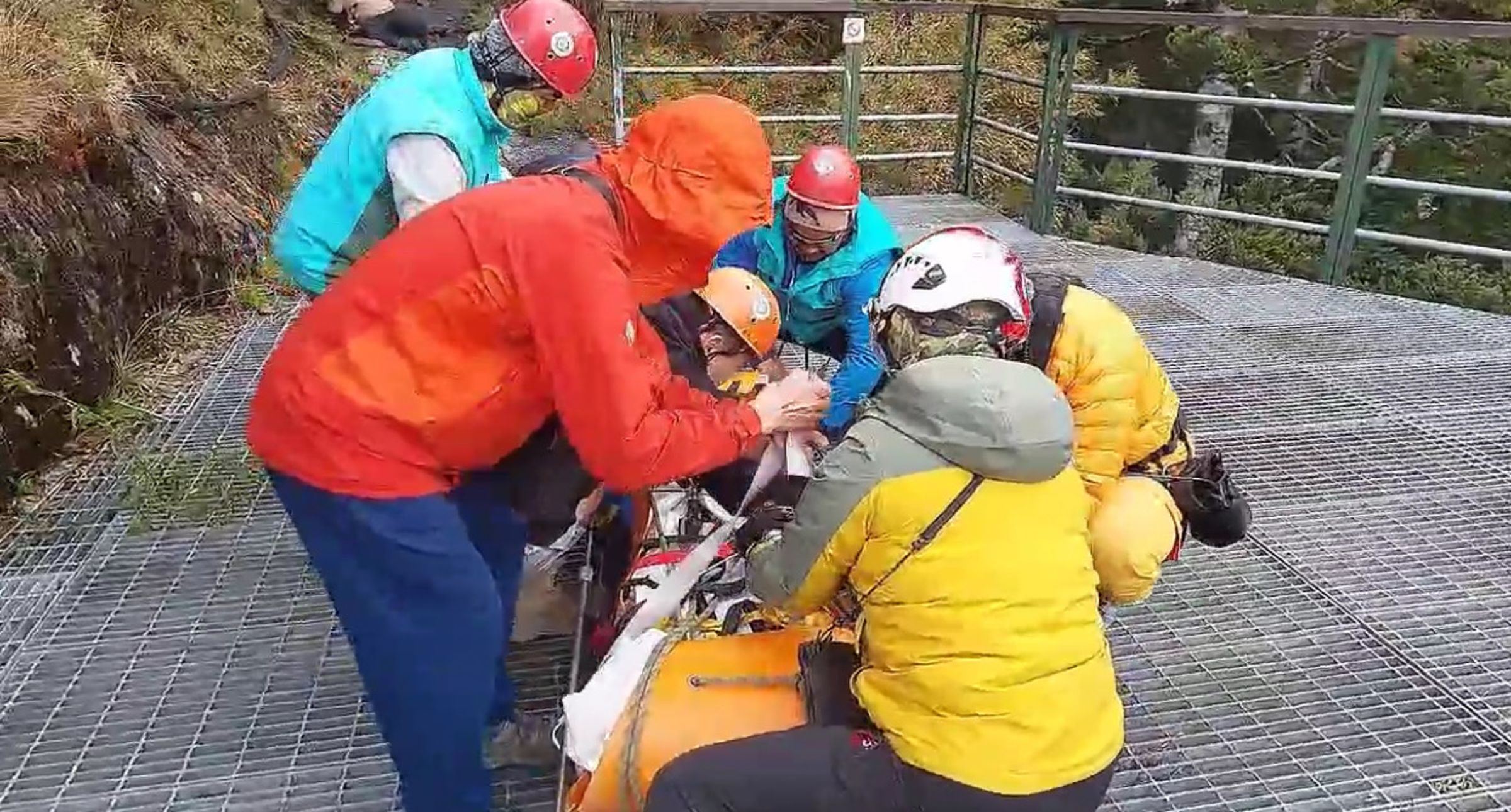 搜救人員3日將遺體吊掛護送下山。(高雄市消防局提供)