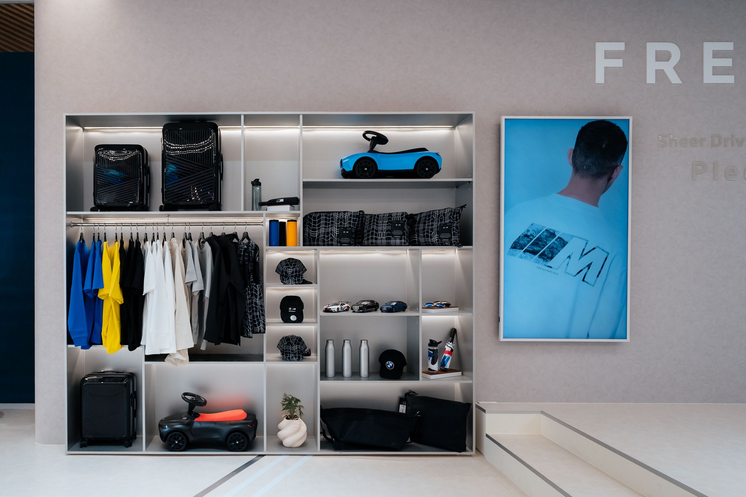 「FREUDE by BMW」品牌概念店特別規劃專屬的BMW Lifestyle原廠精品區，集結眾多兼具設計美感與實用性的時尚單品，從流行服飾、經典皮件到風格飾品，每一件皆體現BMW車主與車迷對生活美學與品味的極致追求。開幕期間，凡消費滿新台幣NT$3,000元整，即可獲贈限量BMW M原廠1:41迴力車乙台