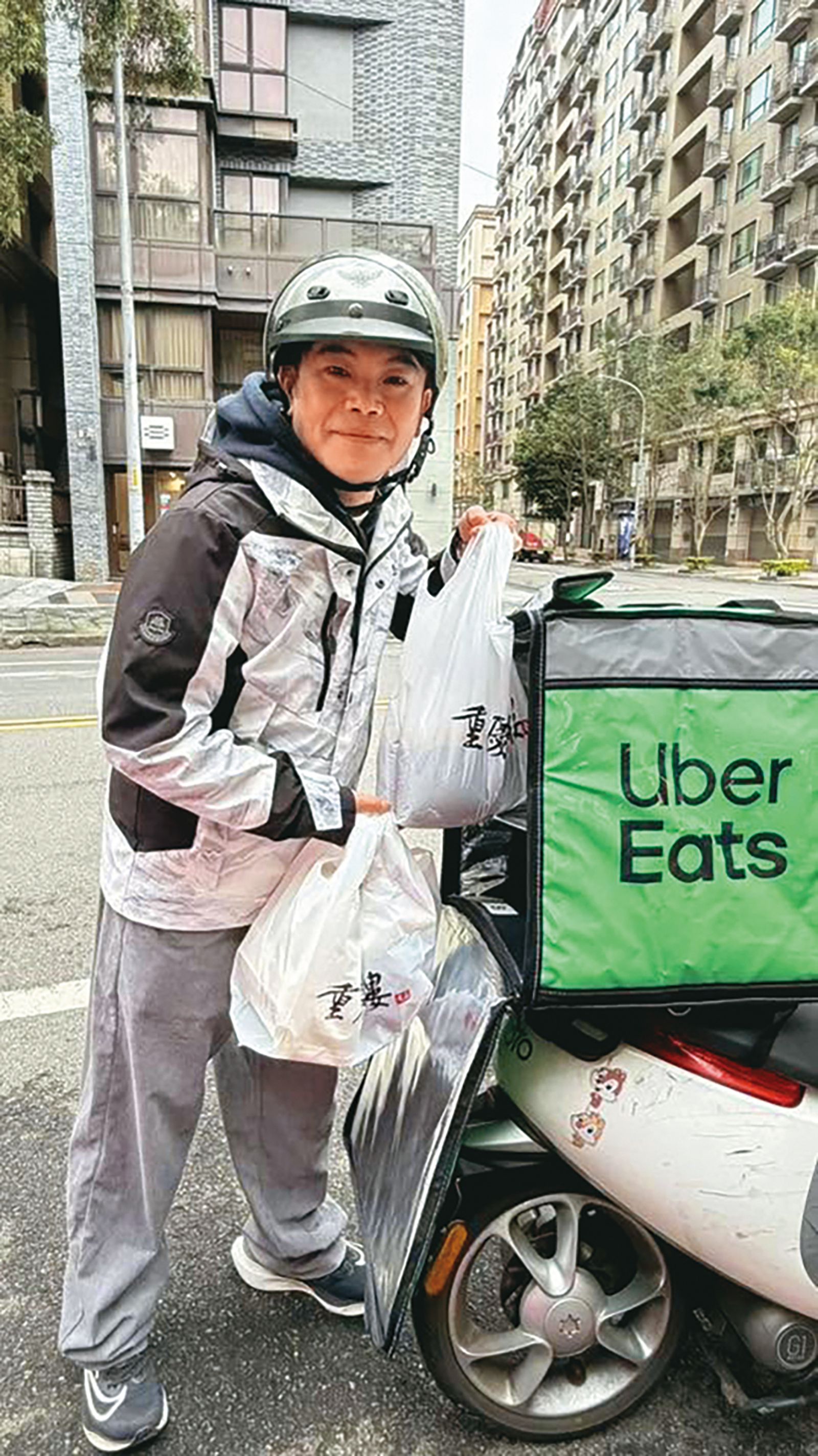 馬國弼利用演藝工作空檔做外送員，加快還債速度。（翻攝自馬國弼臉書）