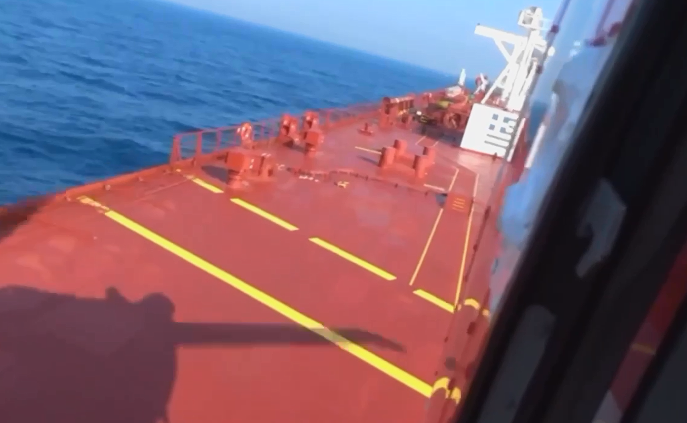 高雄外海今日傳出賴比瑞亞籍油輪2名船員作業不慎骨折，空勤總隊出動黑鷹直升機馳援，驚險降落油輪甲板。（翻攝畫面）