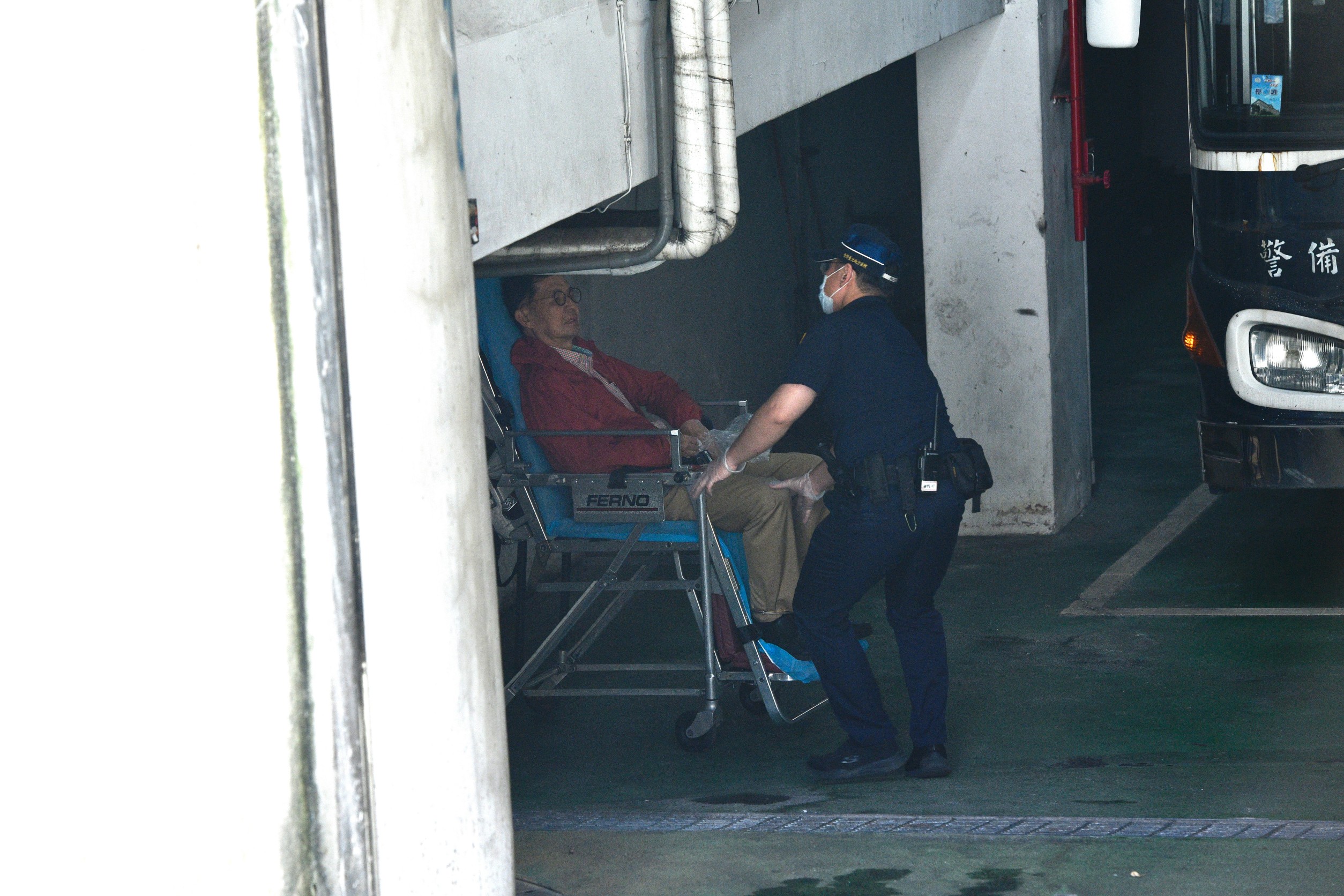 彭振聲日前因身體不適送醫，腳還配戴腳銬，被本刊直擊。