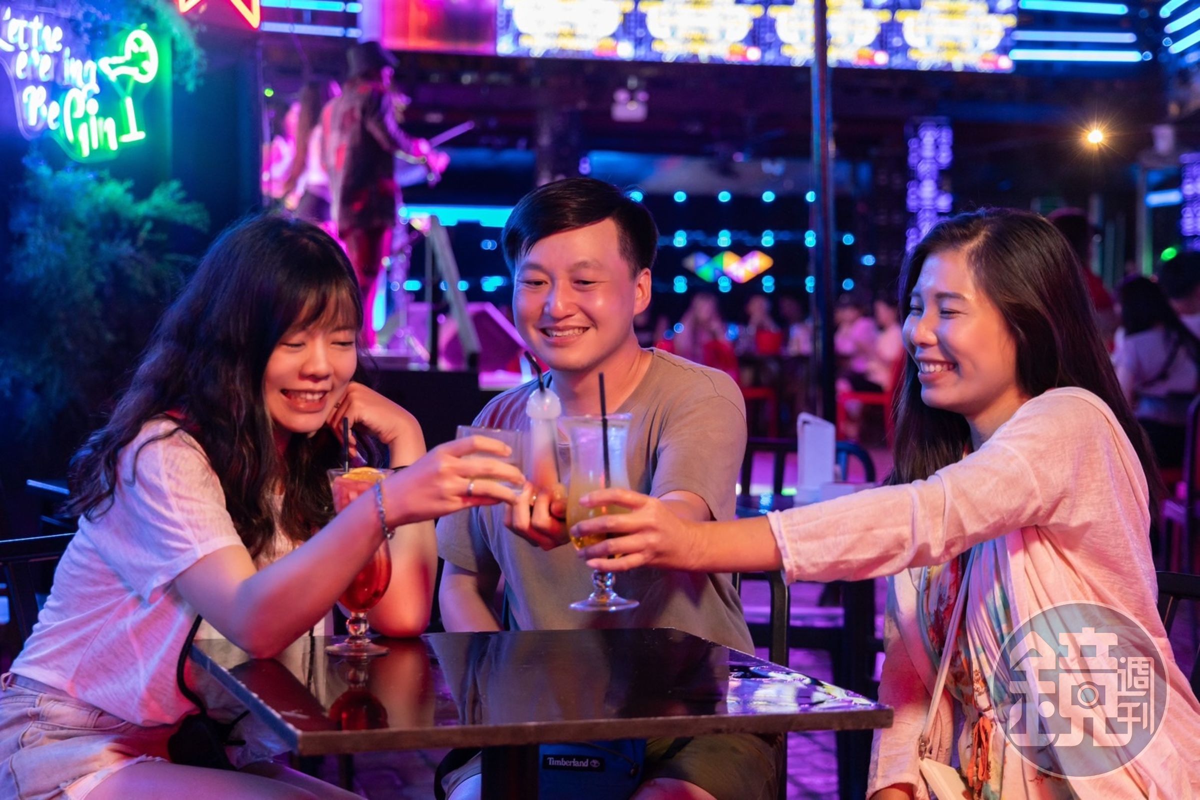 裝在男性生殖器造型杯（中）裡的，是以混不同烈酒基底，帶入香甜奶味的超烈調酒，由於太吸睛，連送餐工作人員一放下都先掏手機出來拍！